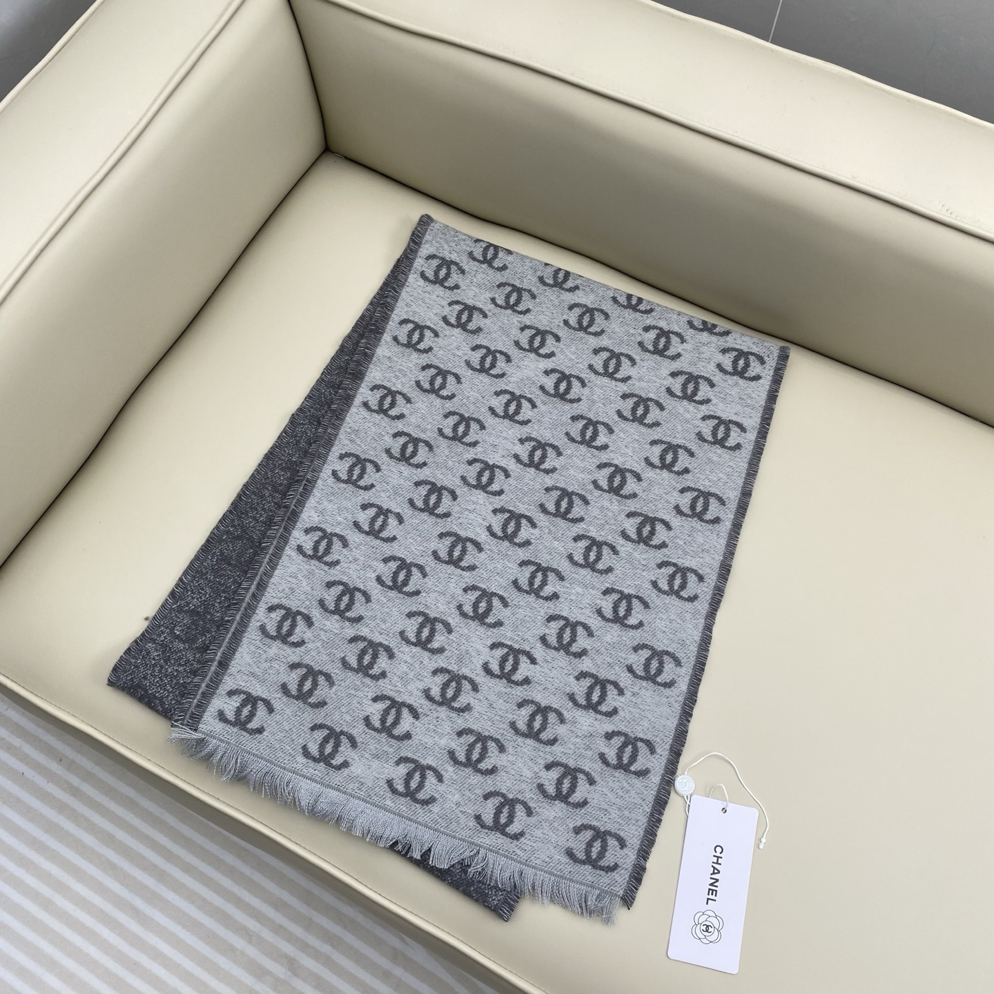 𝐂𝐡𝐚𝐧𝐞𝐥双C满logo渐变围巾 围巾是从双C满印logo逐渐消失变成纯色的过程 不论是满logo还是