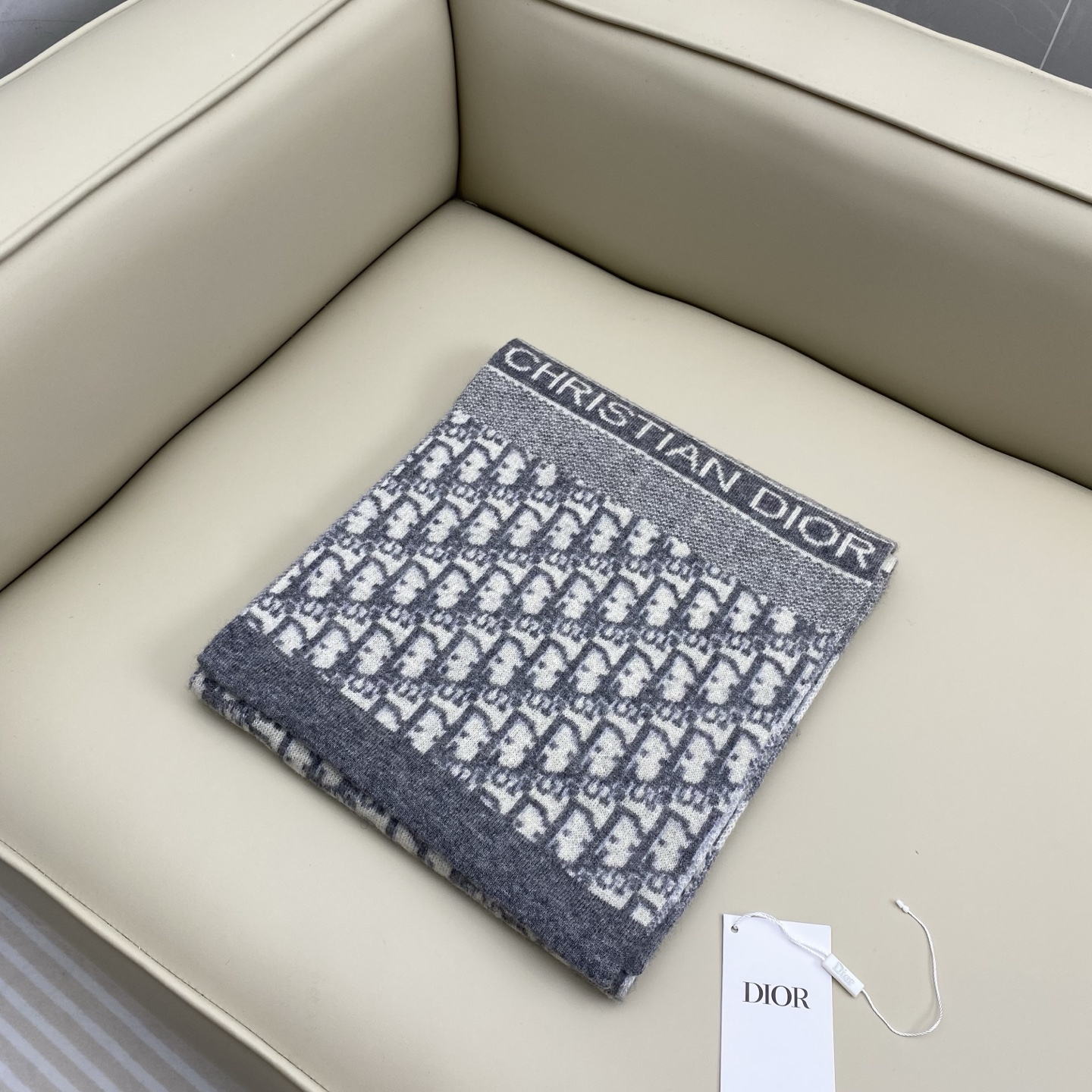 𝐃𝐢𝐨𝐫 混色针织羊毛羊绒围巾 黑加灰混色 真的是非常显高级的颜色 款式简单大气 两端饰以“CHRIST