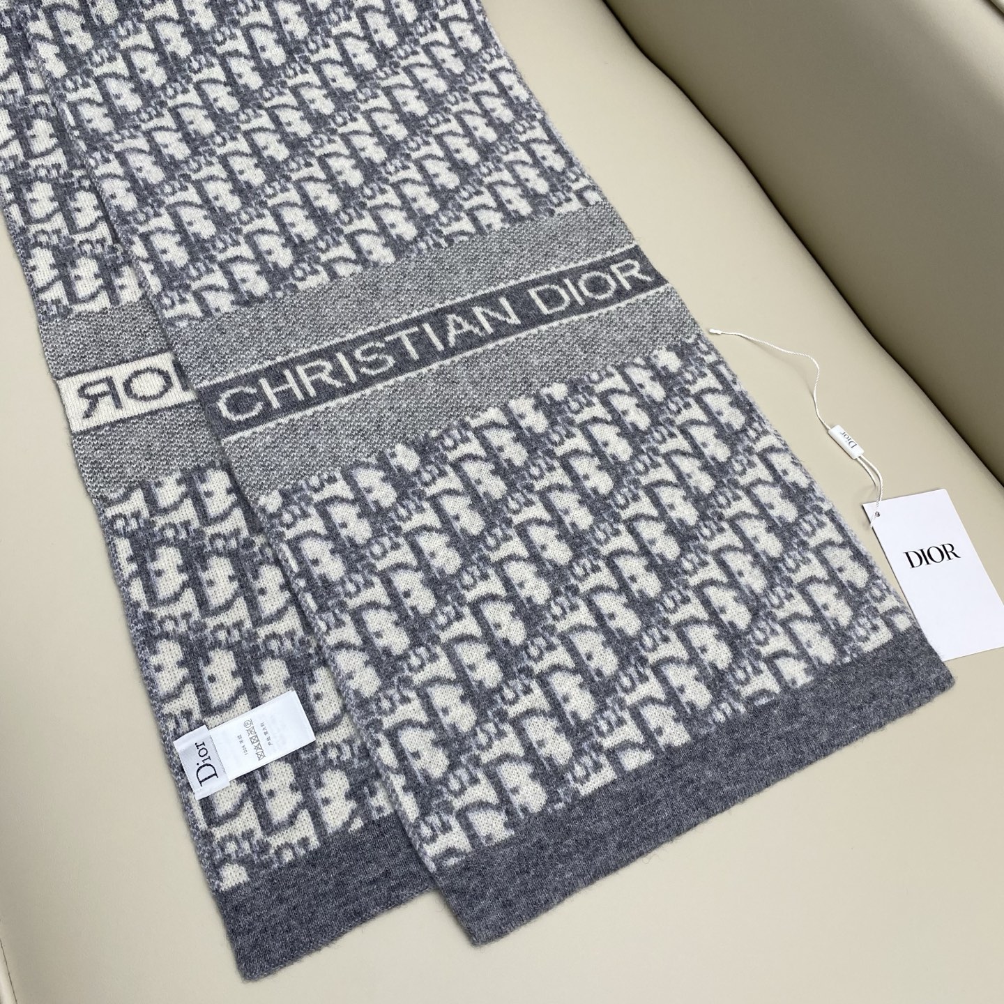 𝐃𝐢𝐨𝐫 混色针织羊毛羊绒围巾 黑加灰混色 真的是非常显高级的颜色 款式简单大气 两端饰以“CHRIST