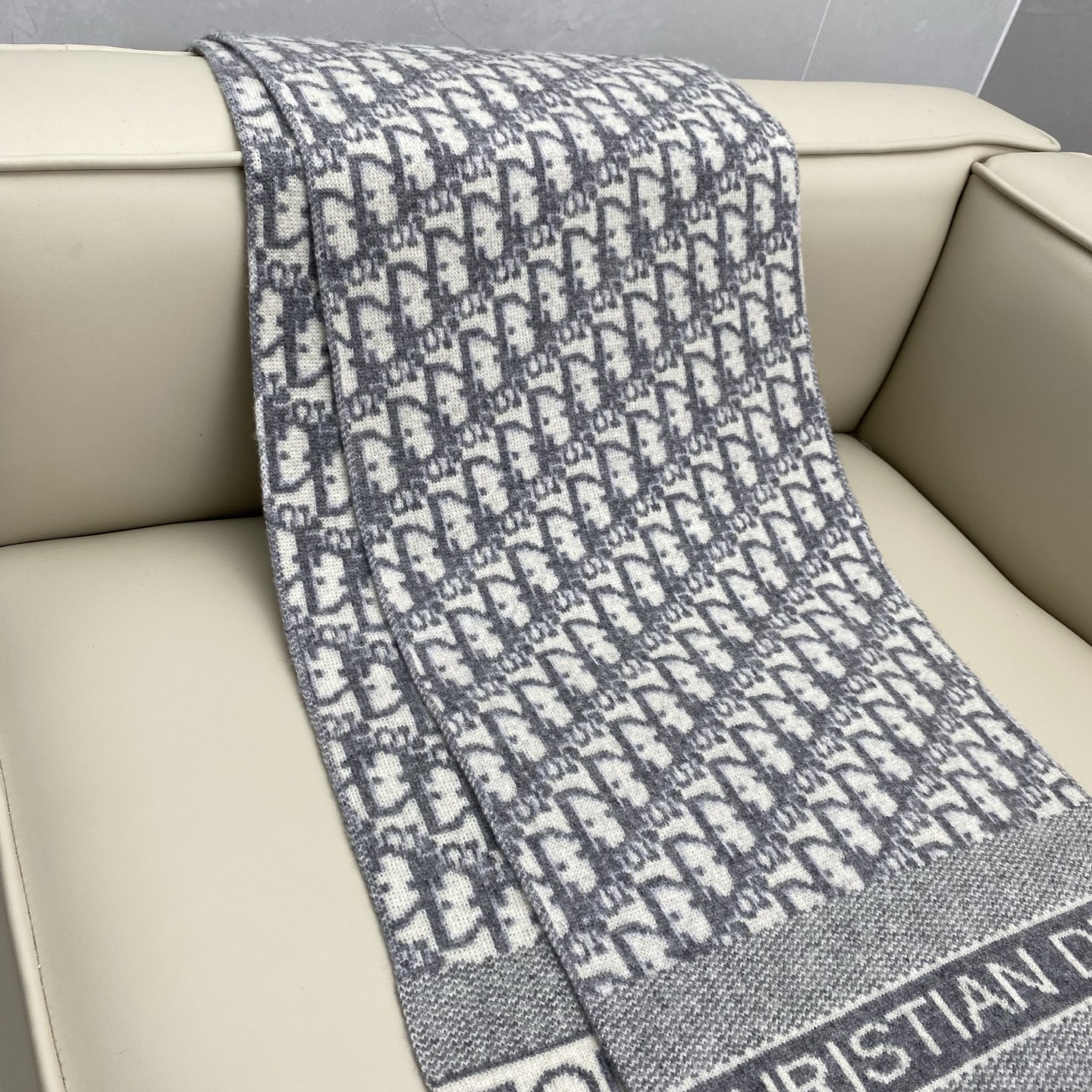 𝐃𝐢𝐨𝐫 混色针织羊毛羊绒围巾 黑加灰混色 真的是非常显高级的颜色 款式简单大气 两端饰以“CHRIST