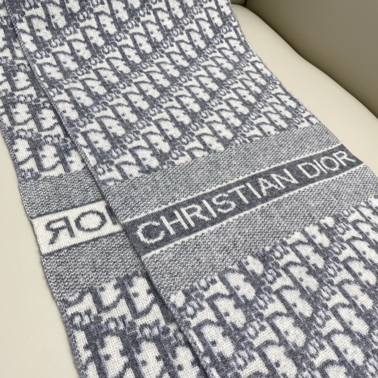 𝐃𝐢𝐨𝐫 混色针织羊毛羊绒围巾 黑加灰混色 真的是非常显高级的颜色 款式简单大气 两端饰以“CHRIST