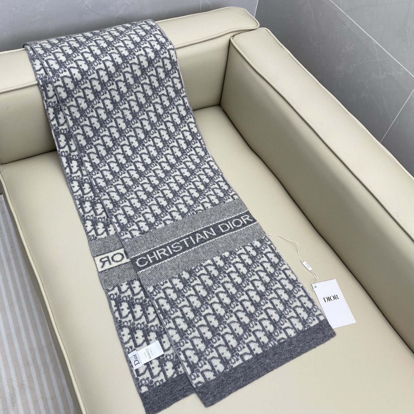 𝐃𝐢𝐨𝐫 混色针织羊毛羊绒围巾 黑加灰混色 真的是非常显高级的颜色 款式简单大气 两端饰以“CHRIST