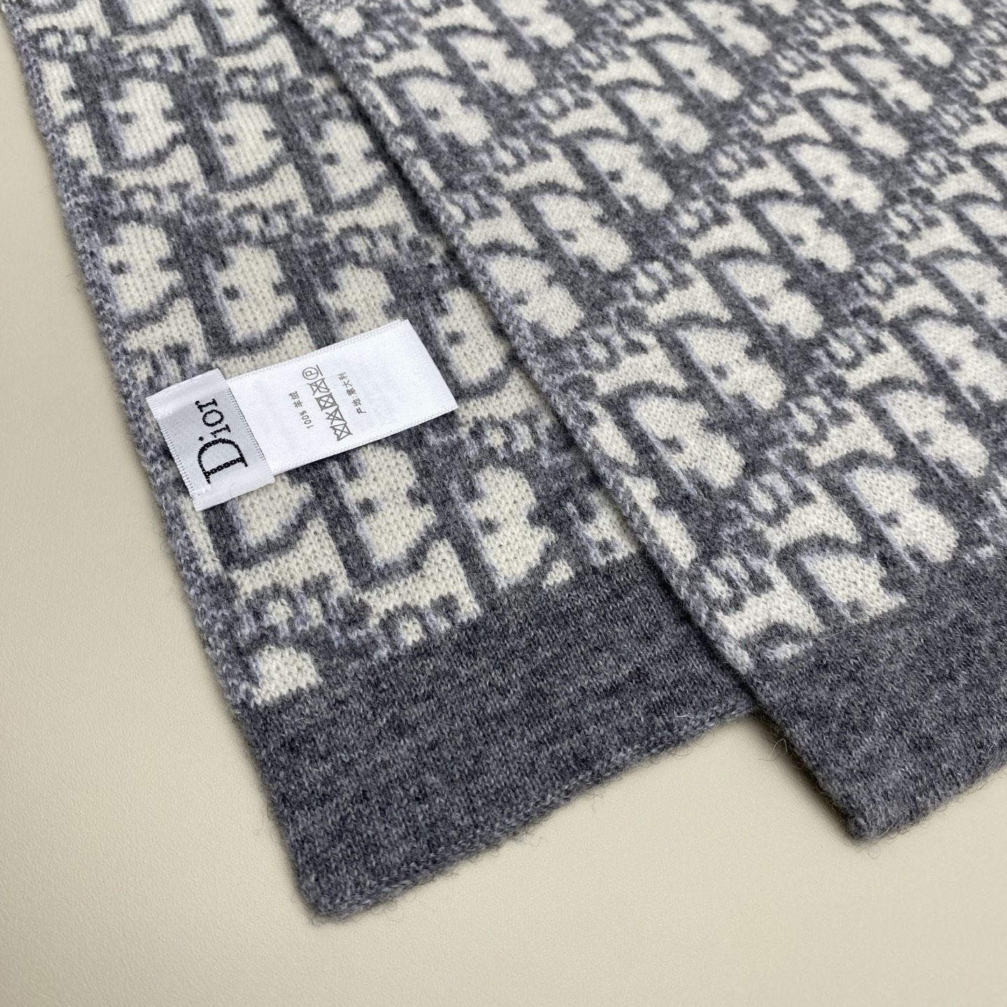 𝐃𝐢𝐨𝐫 混色针织羊毛羊绒围巾 黑加灰混色 真的是非常显高级的颜色 款式简单大气 两端饰以“CHRIST