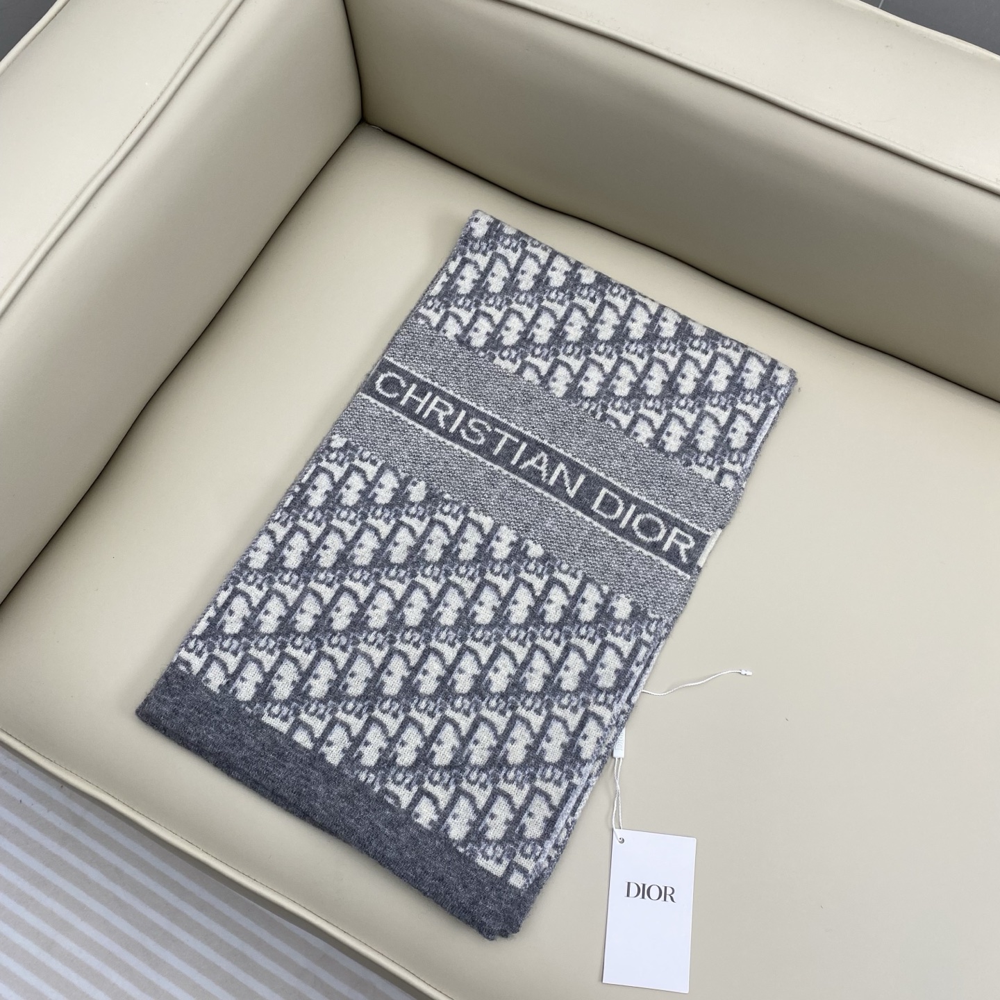 𝐃𝐢𝐨𝐫 混色针织羊毛羊绒围巾 黑加灰混色 真的是非常显高级的颜色 款式简单大气 两端饰以“CHRIST