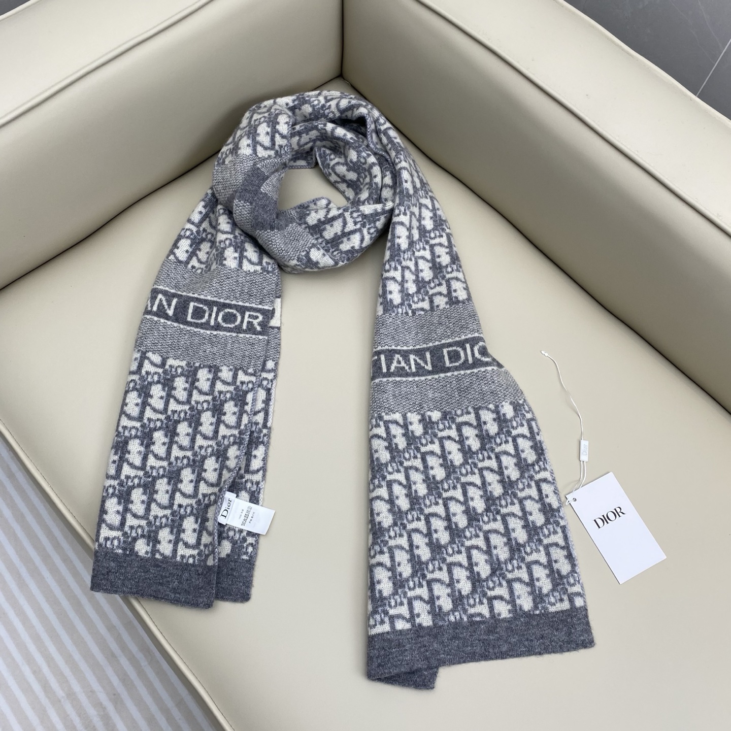 𝐃𝐢𝐨𝐫 混色针织羊毛羊绒围巾 黑加灰混色 真的是非常显高级的颜色 款式简单大气 两端饰以“CHRIST