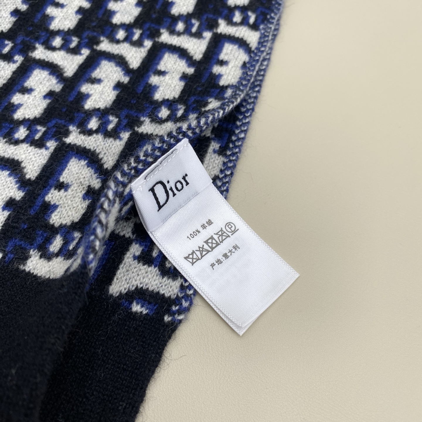 𝐃𝐢𝐨𝐫 混色针织羊毛羊绒围巾 黑加灰混色 真的是非常显高级的颜色 款式简单大气 两端饰以“CHRIST