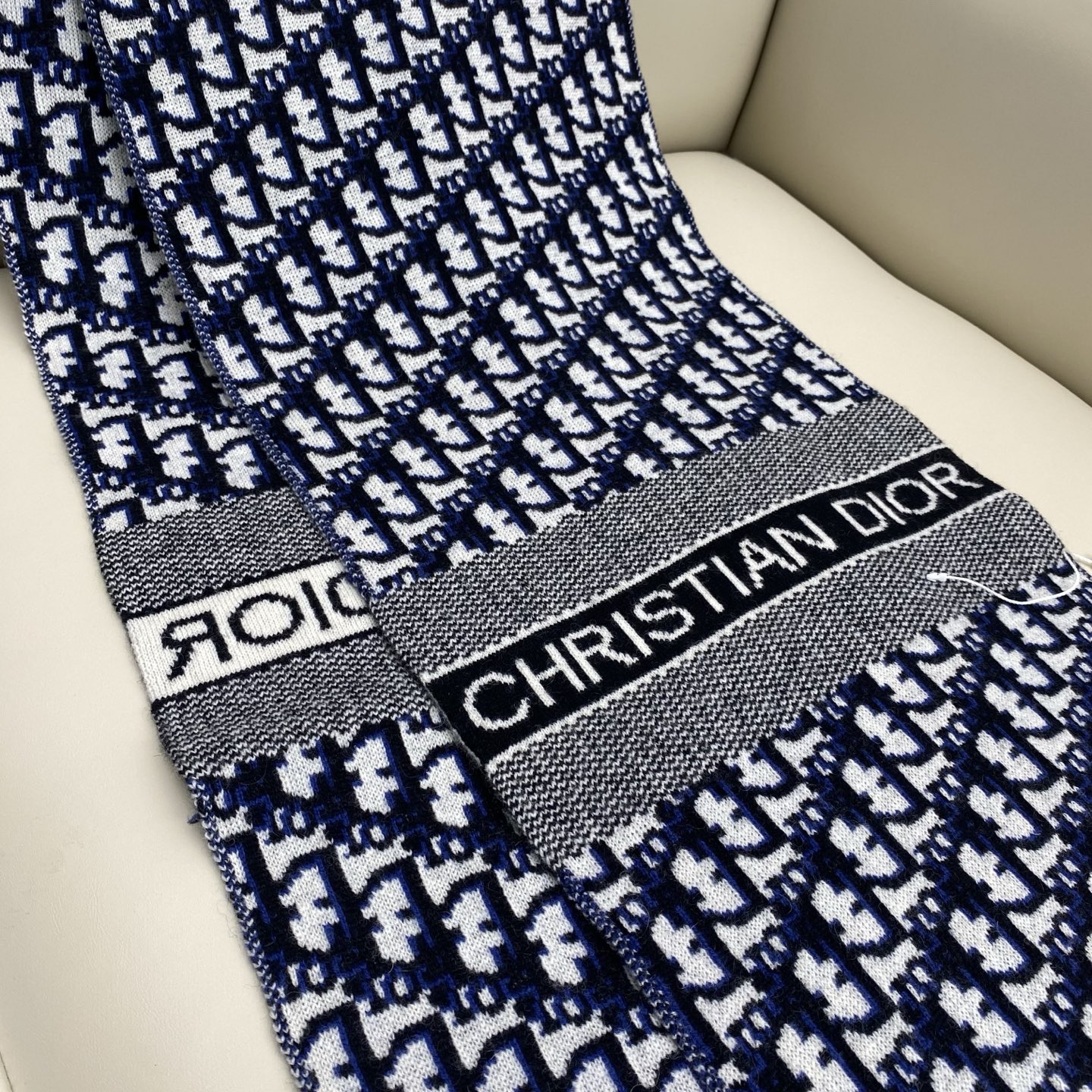 𝐃𝐢𝐨𝐫 混色针织羊毛羊绒围巾 黑加灰混色 真的是非常显高级的颜色 款式简单大气 两端饰以“CHRIST