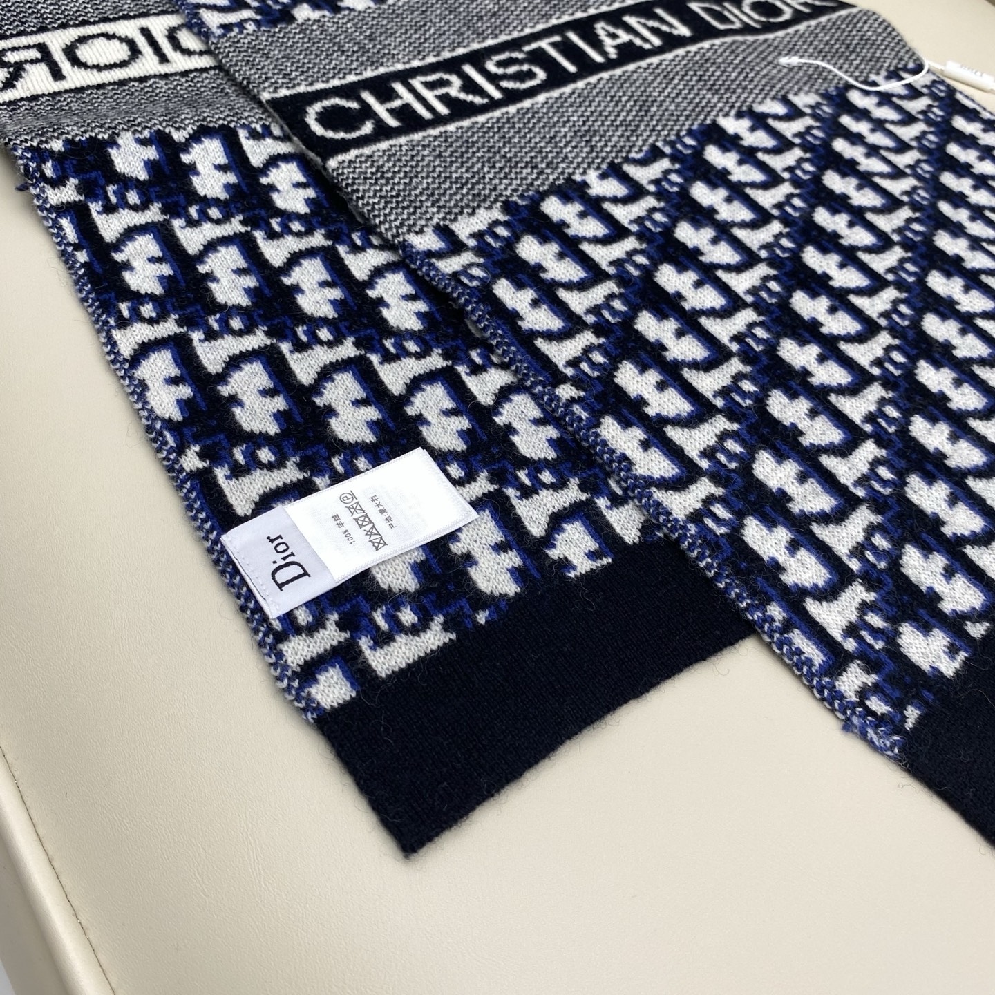 𝐃𝐢𝐨𝐫 混色针织羊毛羊绒围巾 黑加灰混色 真的是非常显高级的颜色 款式简单大气 两端饰以“CHRIST