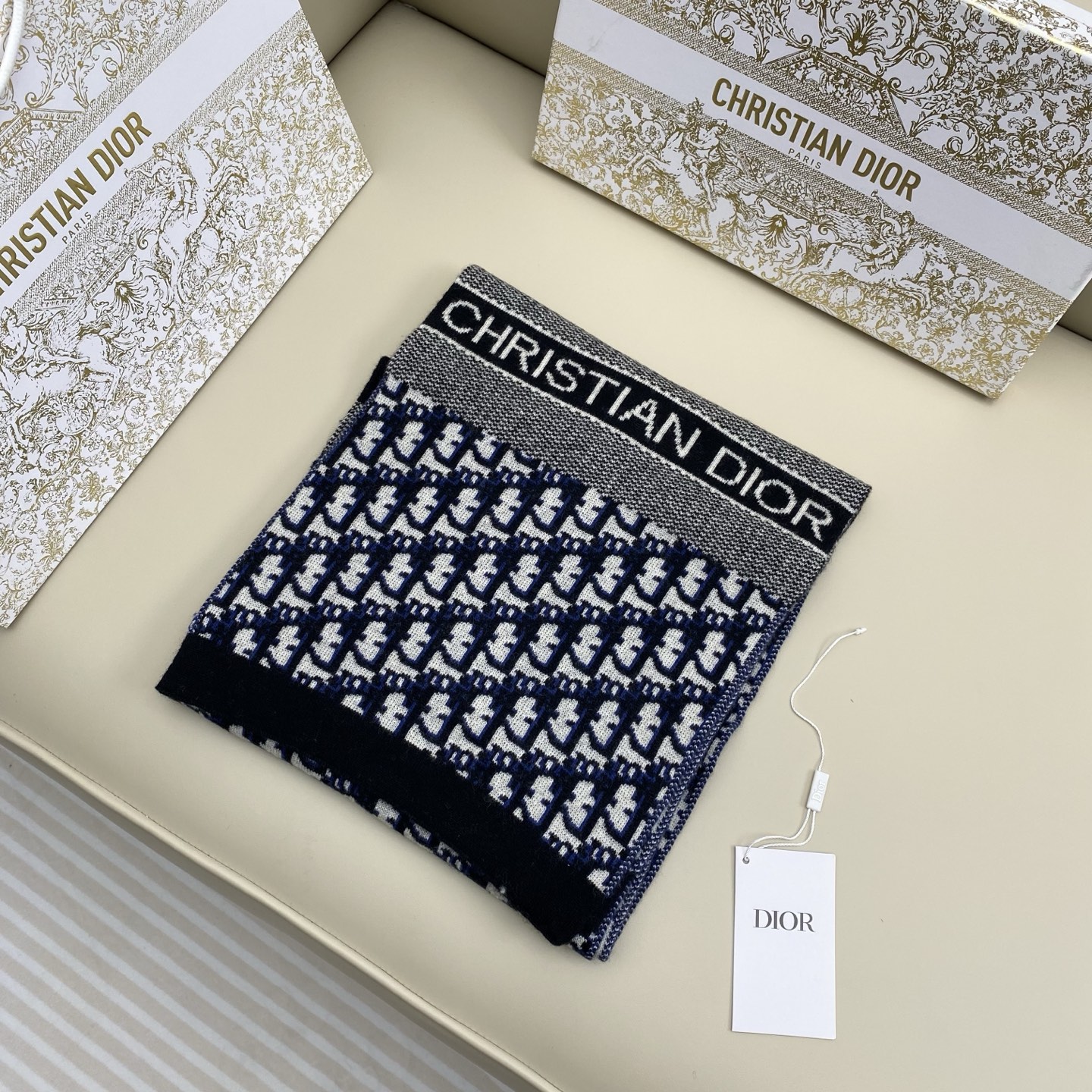 𝐃𝐢𝐨𝐫 混色针织羊毛羊绒围巾 黑加灰混色 真的是非常显高级的颜色 款式简单大气 两端饰以“CHRIST