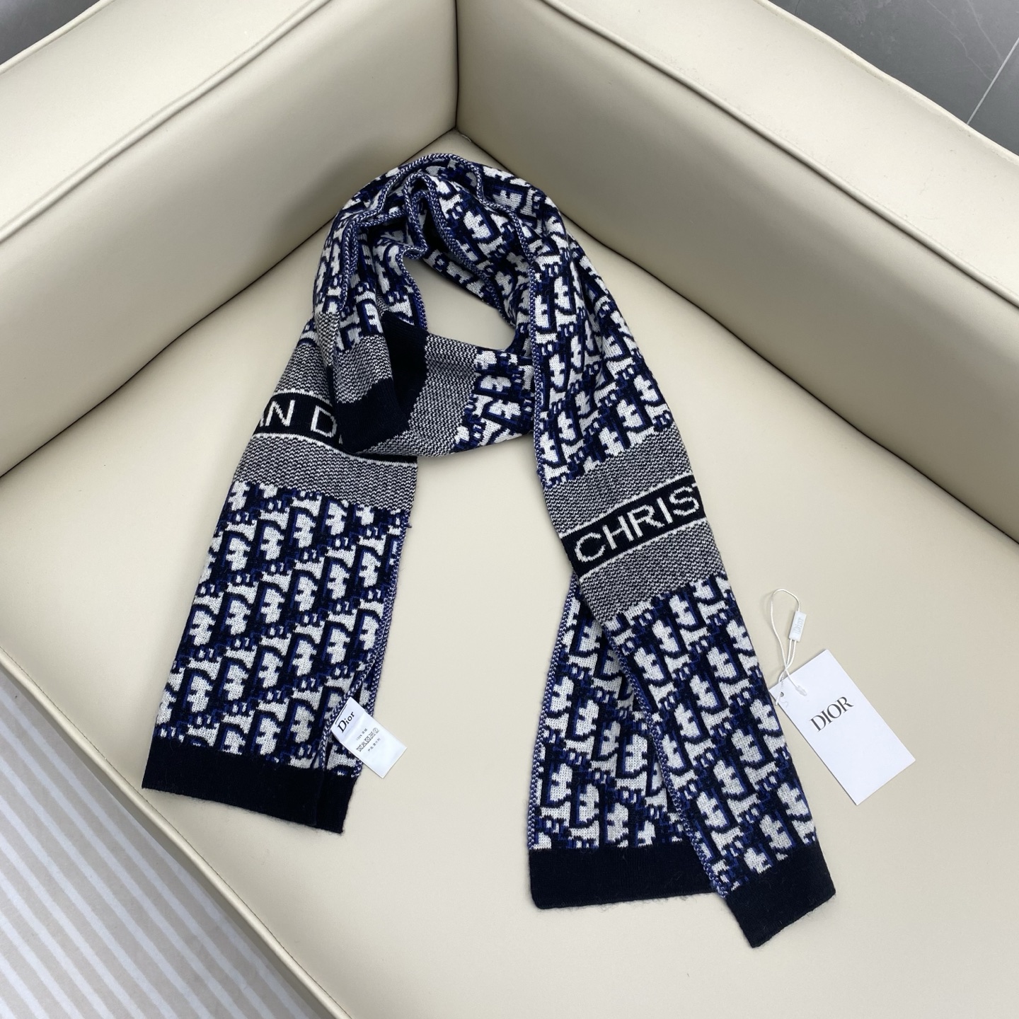 𝐃𝐢𝐨𝐫 混色针织羊毛羊绒围巾 黑加灰混色 真的是非常显高级的颜色 款式简单大气 两端饰以“CHRIST