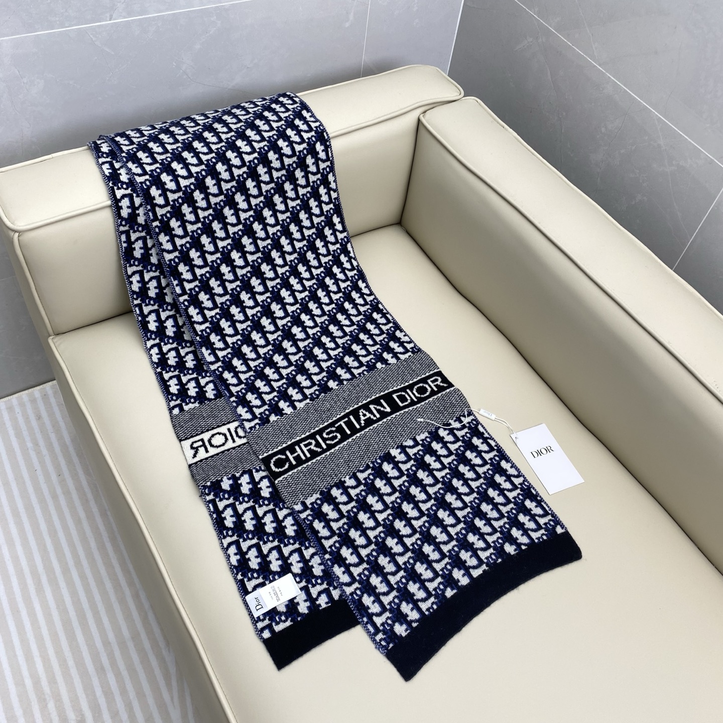 𝐃𝐢𝐨𝐫 混色针织羊毛羊绒围巾 黑加灰混色 真的是非常显高级的颜色 款式简单大气 两端饰以“CHRIST