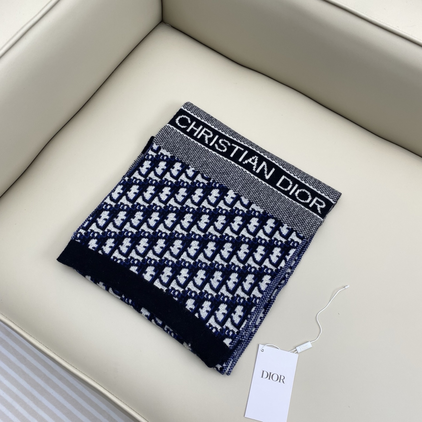 𝐃𝐢𝐨𝐫 混色针织羊毛羊绒围巾 黑加灰混色 真的是非常显高级的颜色 款式简单大气 两端饰以“CHRIST