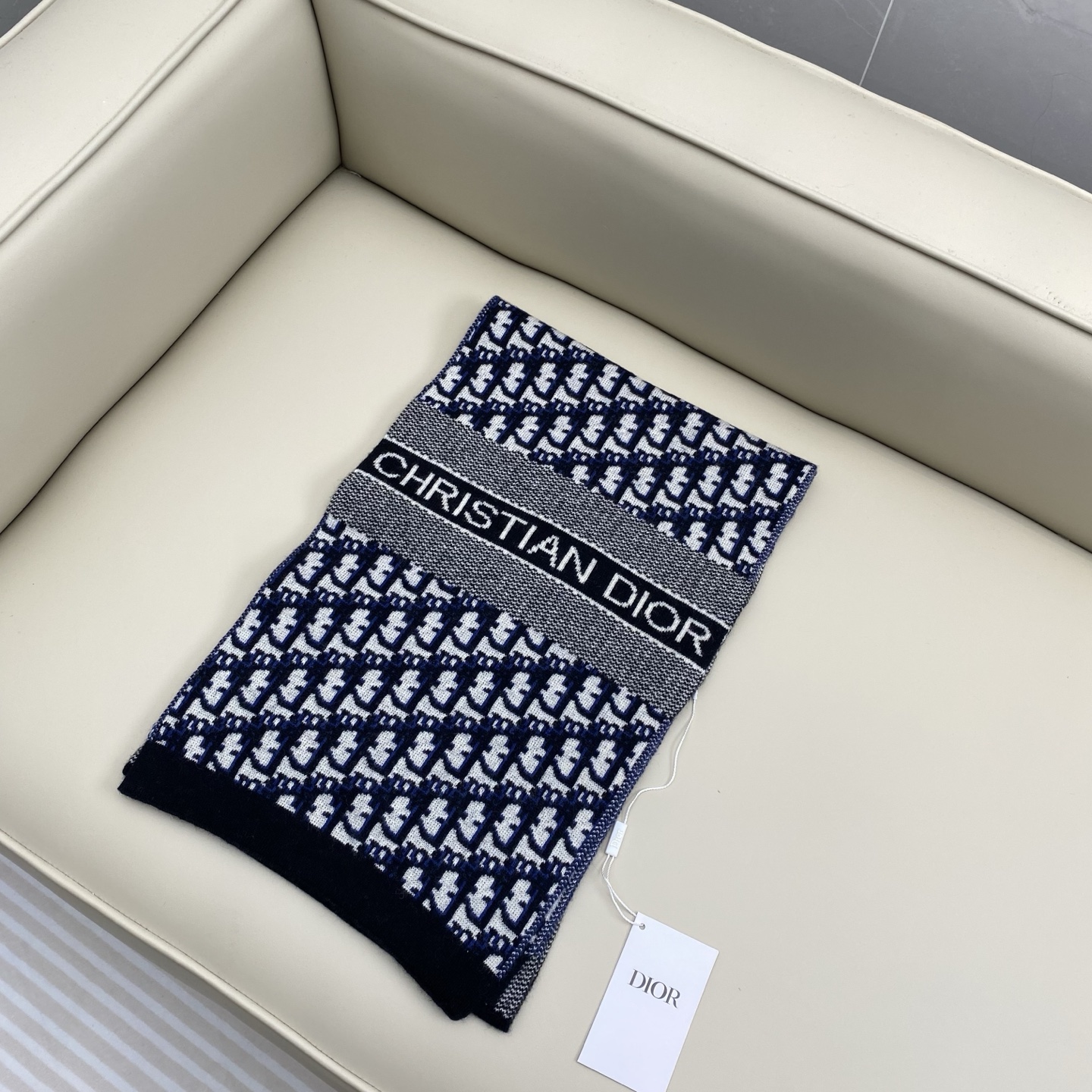 𝐃𝐢𝐨𝐫 混色针织羊毛羊绒围巾 黑加灰混色 真的是非常显高级的颜色 款式简单大气 两端饰以“CHRIST