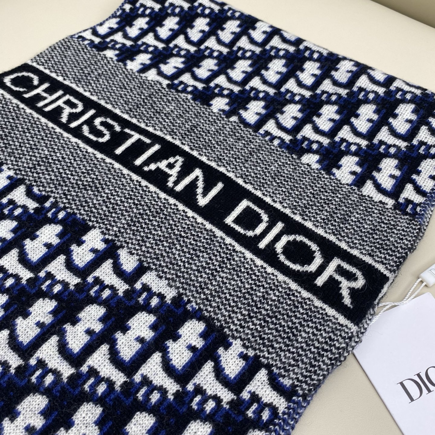 𝐃𝐢𝐨𝐫 混色针织羊毛羊绒围巾 黑加灰混色 真的是非常显高级的颜色 款式简单大气 两端饰以“CHRIST
