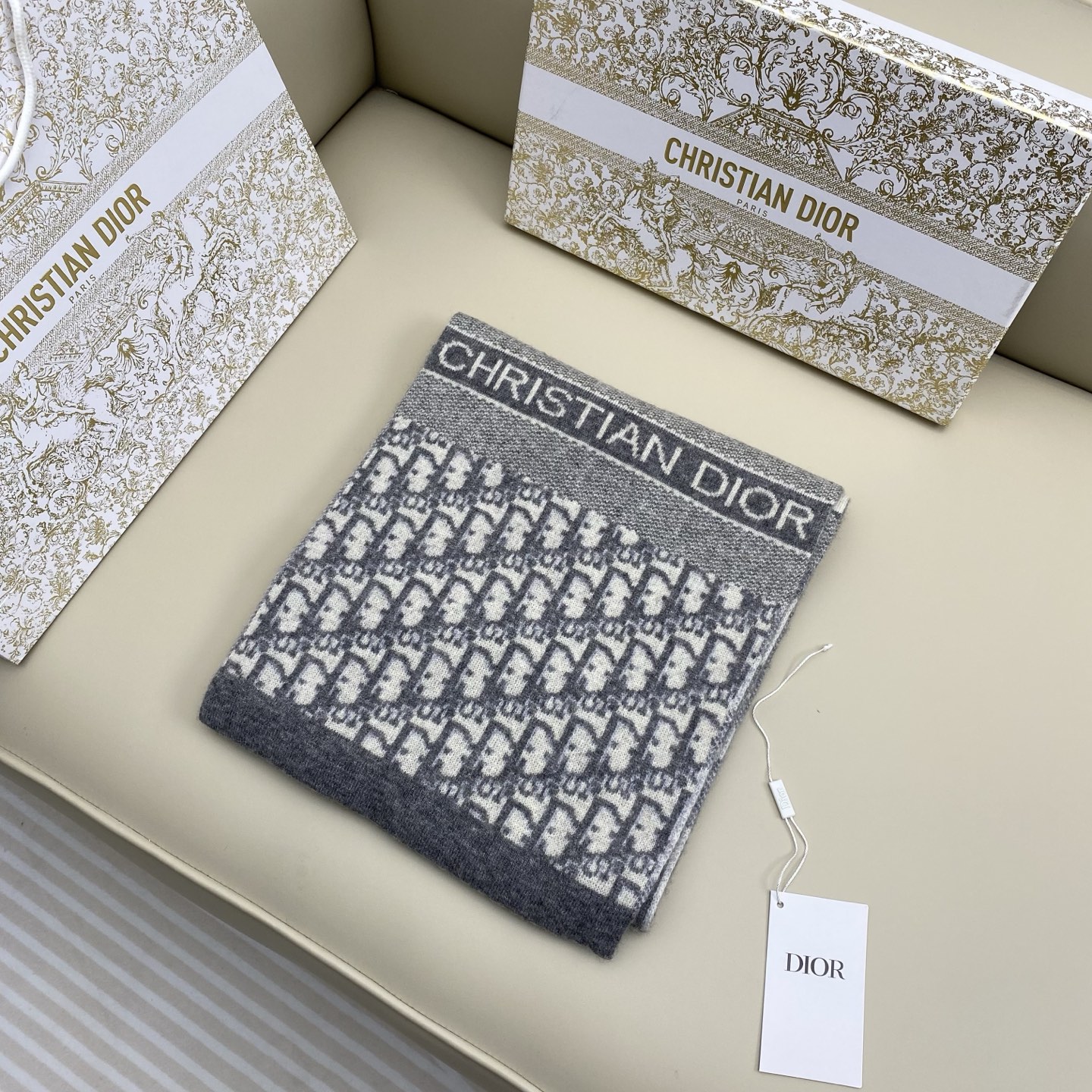 𝐃𝐢𝐨𝐫 混色针织羊毛羊绒围巾 黑加灰混色 真的是非常显高级的颜色 款式简单大气 两端饰以“CHRIST