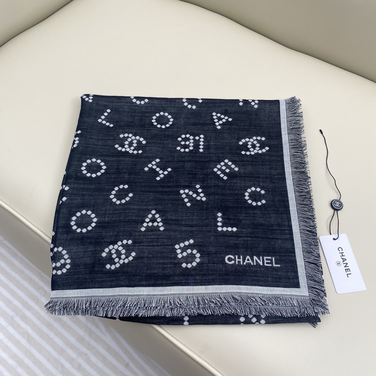 香奈儿上新❤️【Chanel】 珍珠logo经典茶花优雅Coco风，Chanel最新丝绒大方巾~气质到骨