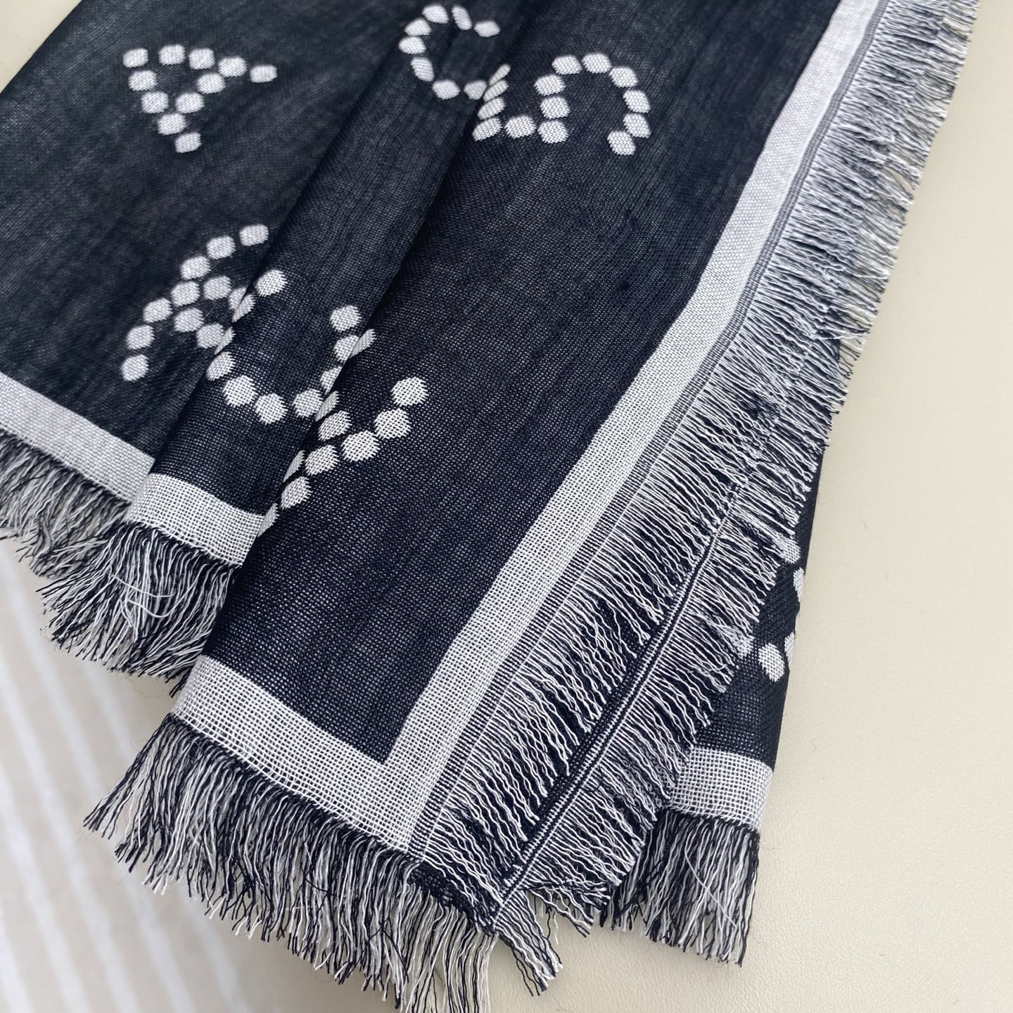 香奈儿上新❤️【Chanel】 珍珠logo经典茶花优雅Coco风，Chanel最新丝绒大方巾~气质到骨