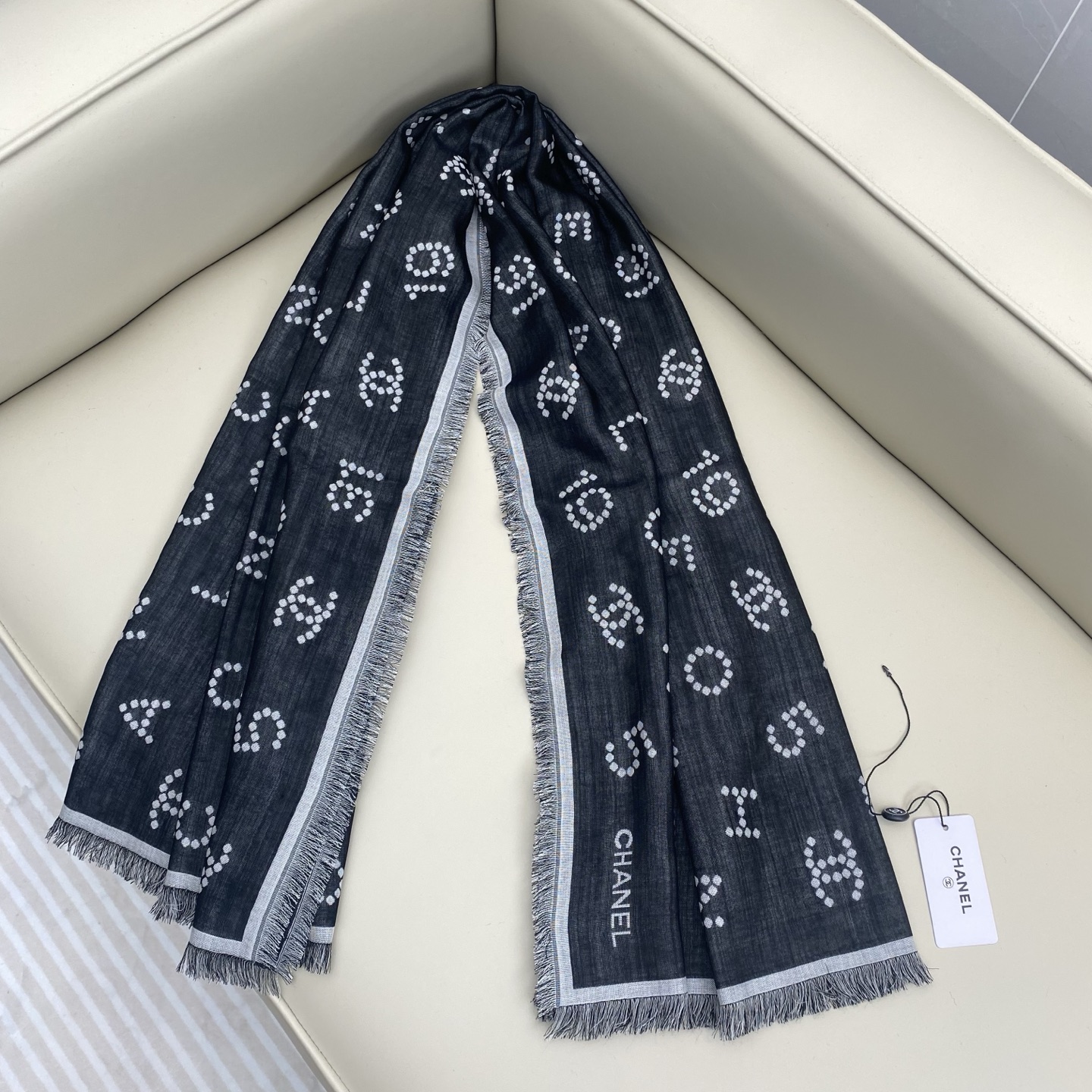 香奈儿上新❤️【Chanel】 珍珠logo经典茶花优雅Coco风，Chanel最新丝绒大方巾~气质到骨