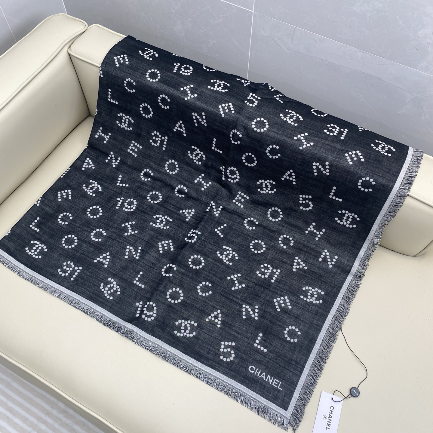 香奈儿上新❤️【Chanel】 珍珠logo经典茶花优雅Coco风，Chanel最新丝绒大方巾~气质到骨