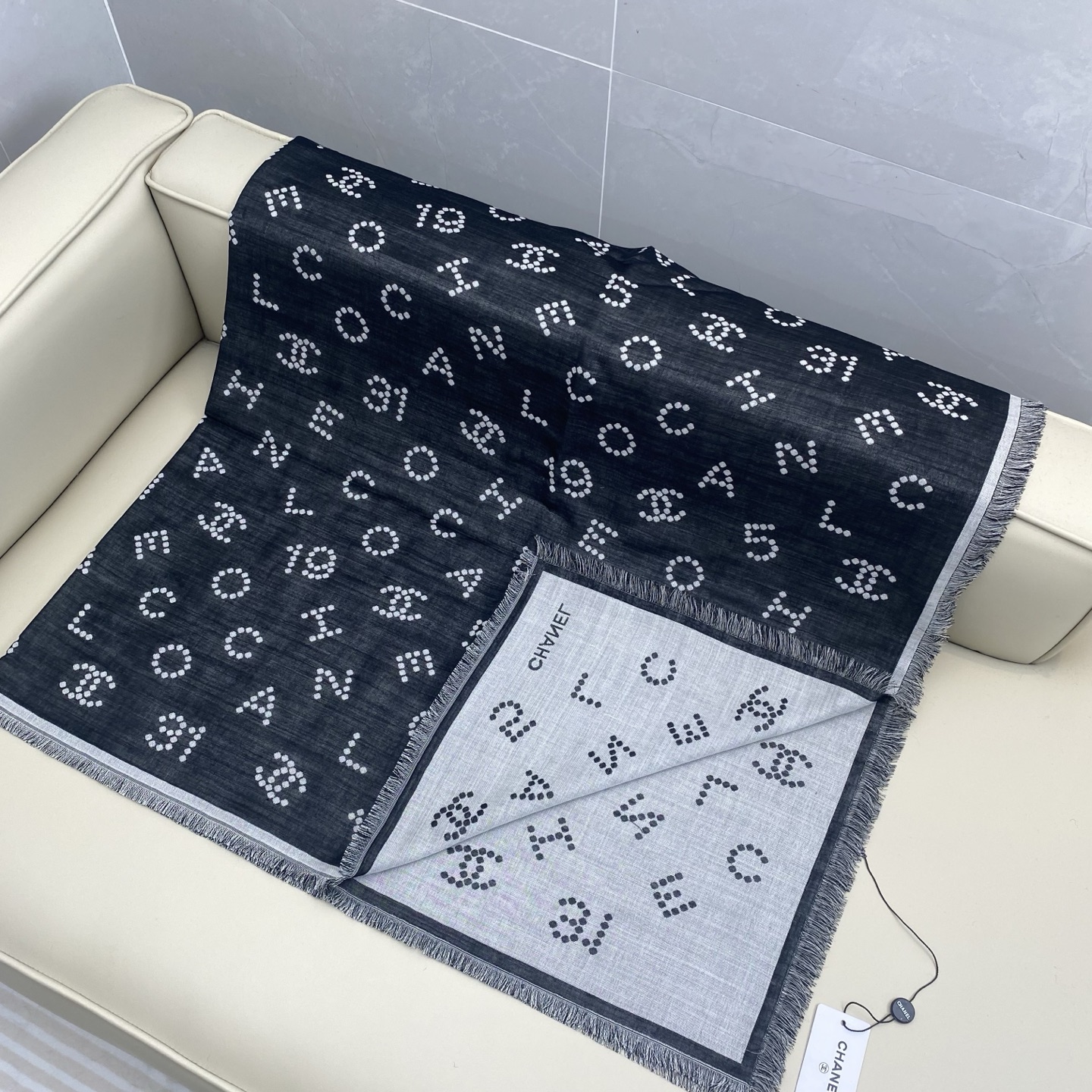 香奈儿上新❤️【Chanel】 珍珠logo经典茶花优雅Coco风，Chanel最新丝绒大方巾~气质到骨