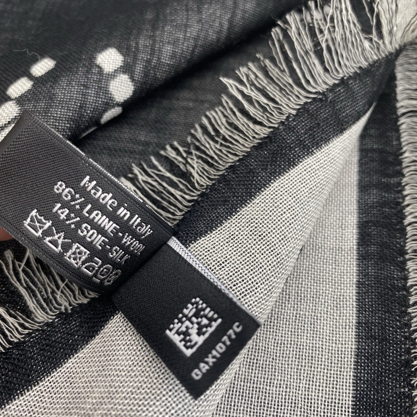 香奈儿上新❤️【Chanel】 珍珠logo经典茶花优雅Coco风，Chanel最新丝绒大方巾~气质到骨