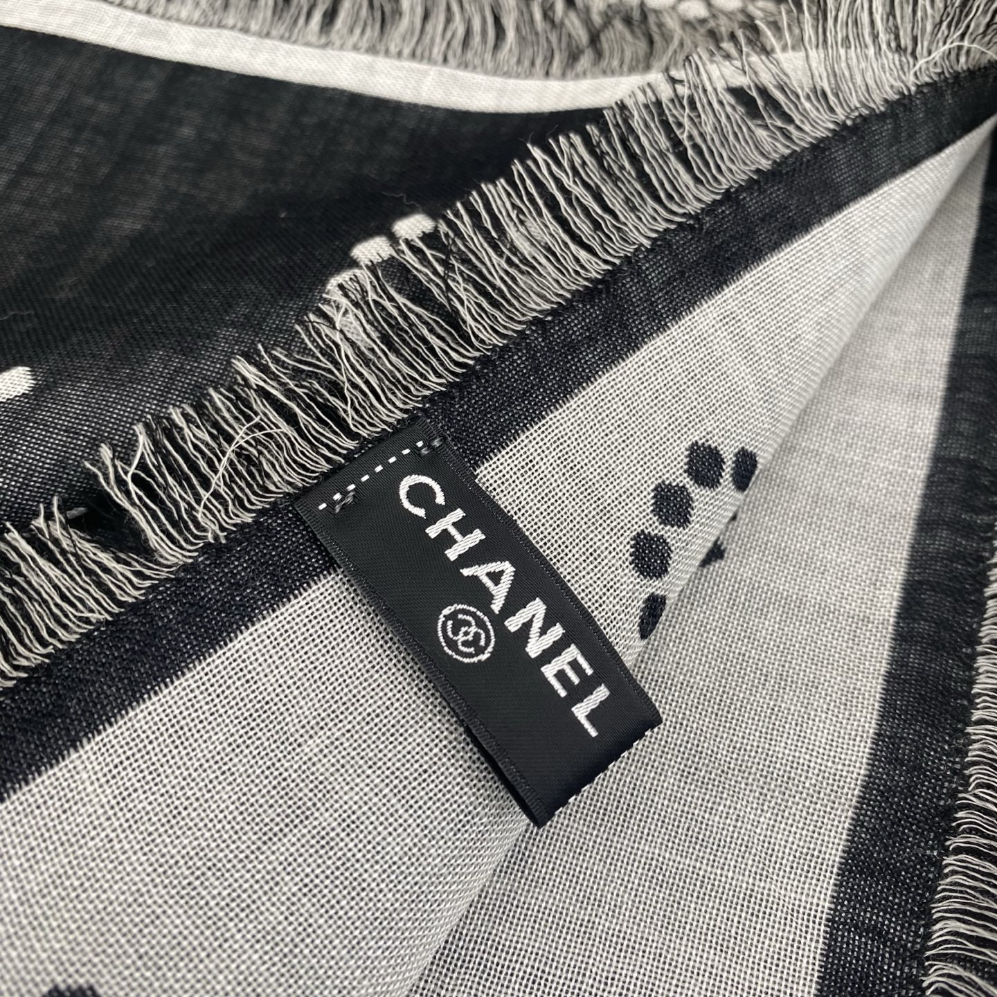 香奈儿上新❤️【Chanel】 珍珠logo经典茶花优雅Coco风，Chanel最新丝绒大方巾~气质到骨