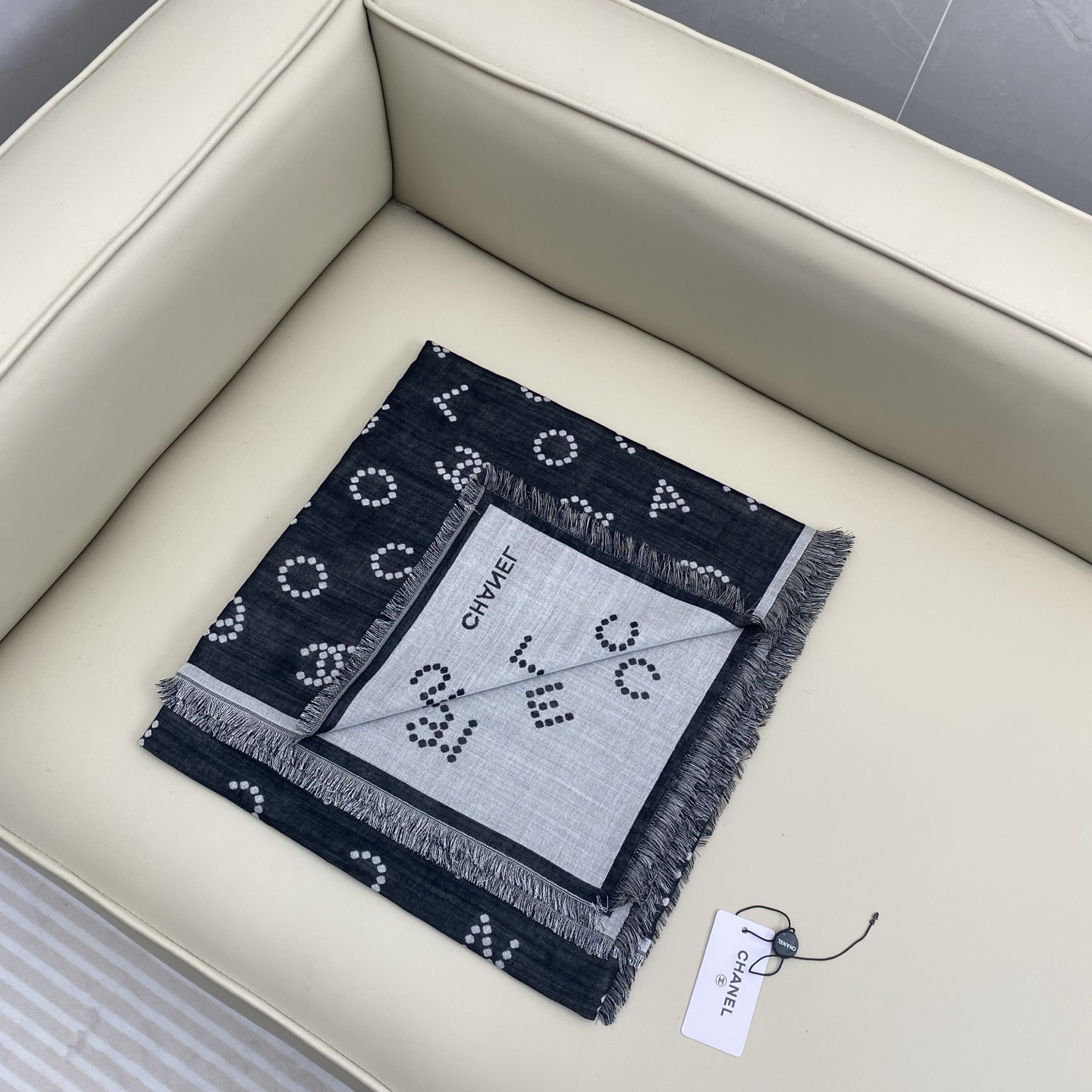 香奈儿上新❤️【Chanel】 珍珠logo经典茶花优雅Coco风，Chanel最新丝绒大方巾~气质到骨