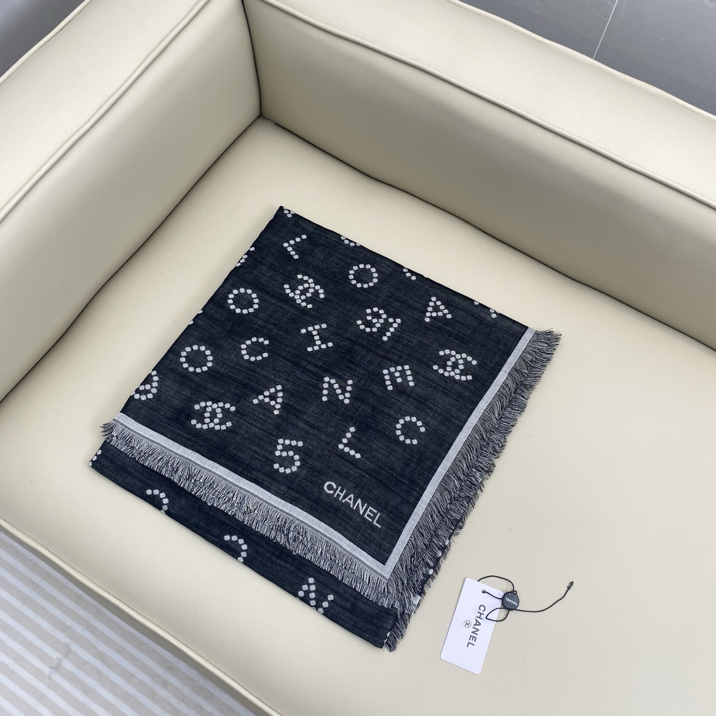 香奈儿上新❤️【Chanel】 珍珠logo经典茶花优雅Coco风，Chanel最新丝绒大方巾~气质到骨