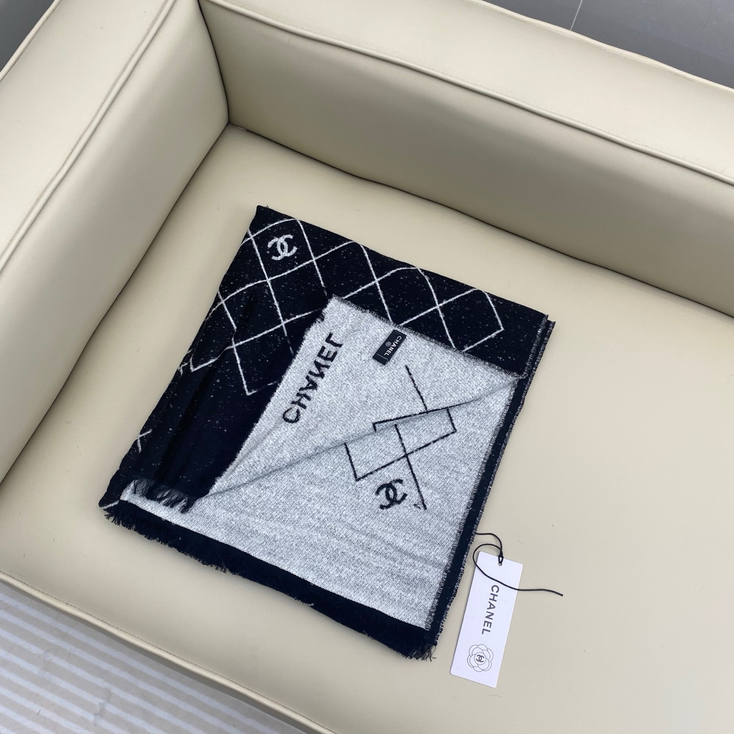 𝑪𝒉𝒂𝒏𝒆'25A 爆款披肩围巾🍒🍒Size 195x70cm. 95%绵羊毛+5%聚酰胺.超美🫐全网都