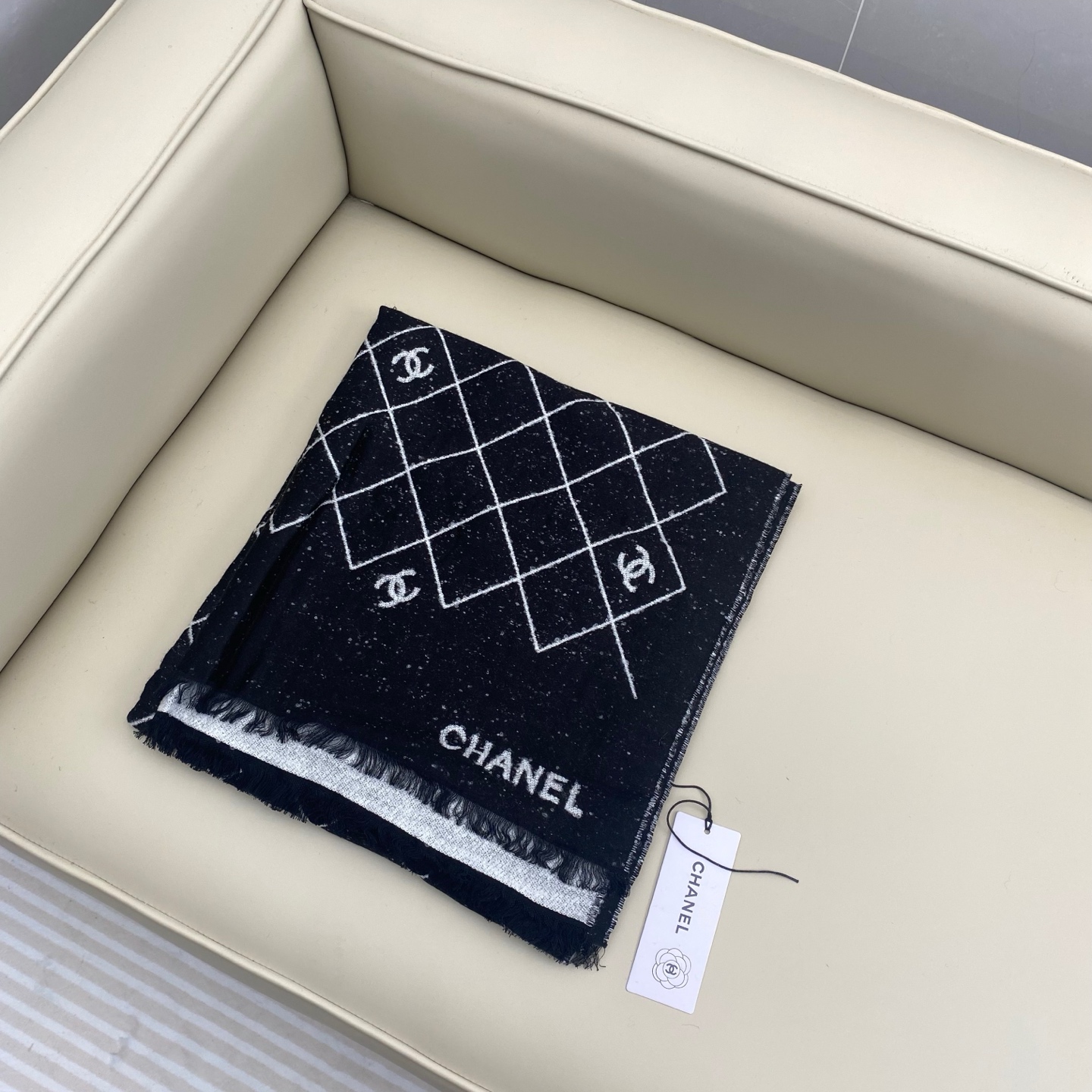 𝑪𝒉𝒂𝒏𝒆'25A 爆款披肩围巾🍒🍒Size 195x70cm. 95%绵羊毛+5%聚酰胺.超美🫐全网都