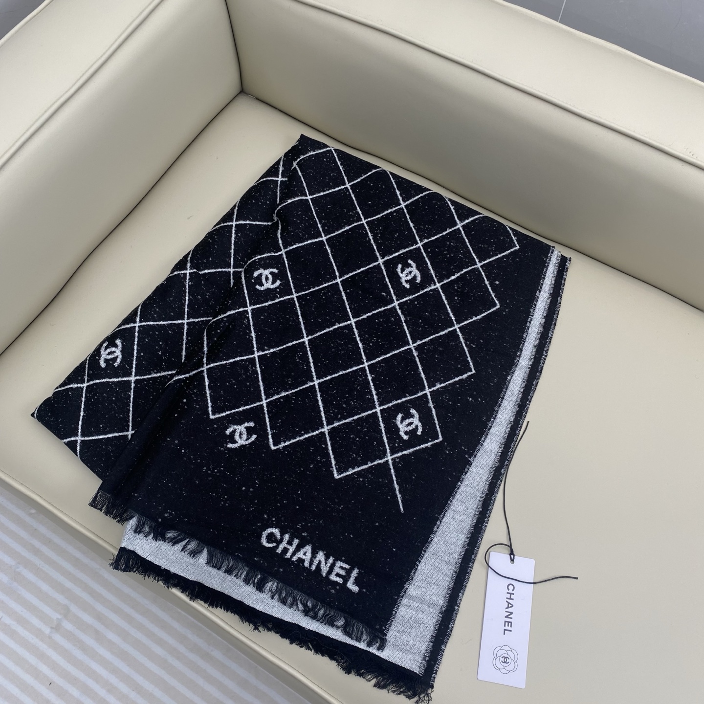 𝑪𝒉𝒂𝒏𝒆'25A 爆款披肩围巾🍒🍒Size 195x70cm. 95%绵羊毛+5%聚酰胺.超美🫐全网都