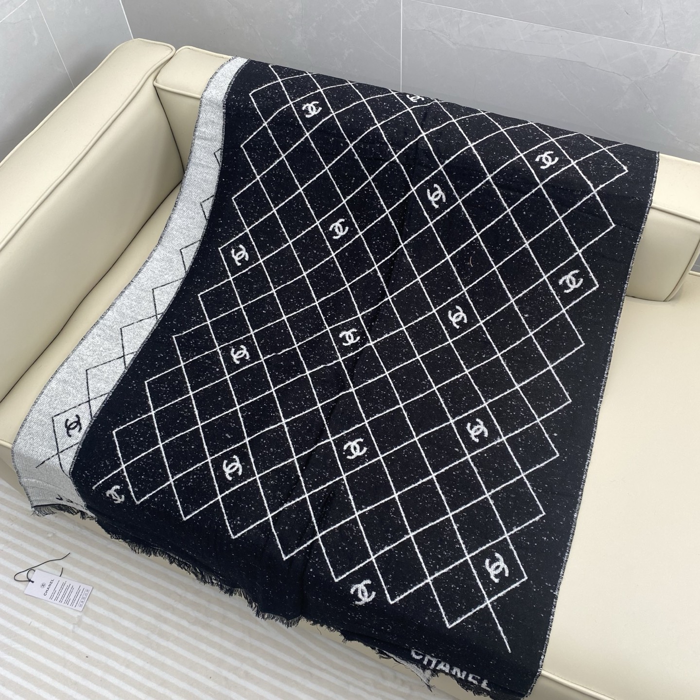 𝑪𝒉𝒂𝒏𝒆'25A 爆款披肩围巾🍒🍒Size 195x70cm. 95%绵羊毛+5%聚酰胺.超美🫐全网都