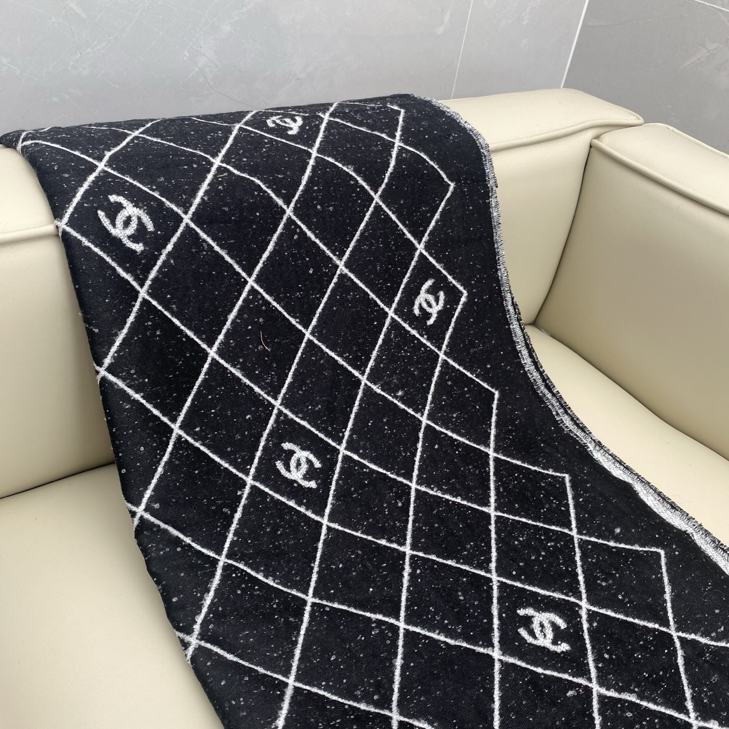 𝑪𝒉𝒂𝒏𝒆'25A 爆款披肩围巾🍒🍒Size 195x70cm. 95%绵羊毛+5%聚酰胺.超美🫐全网都