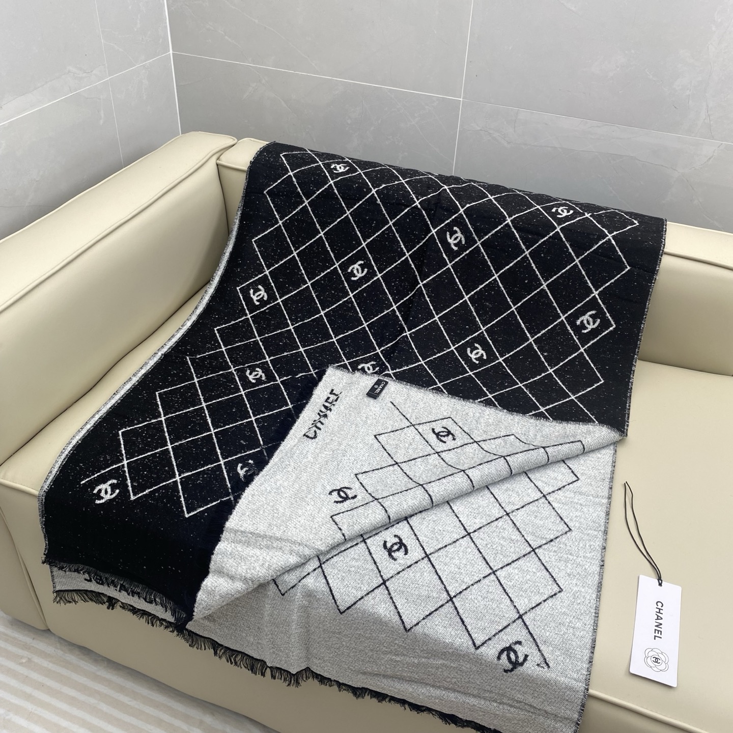 𝑪𝒉𝒂𝒏𝒆'25A 爆款披肩围巾🍒🍒Size 195x70cm. 95%绵羊毛+5%聚酰胺.超美🫐全网都