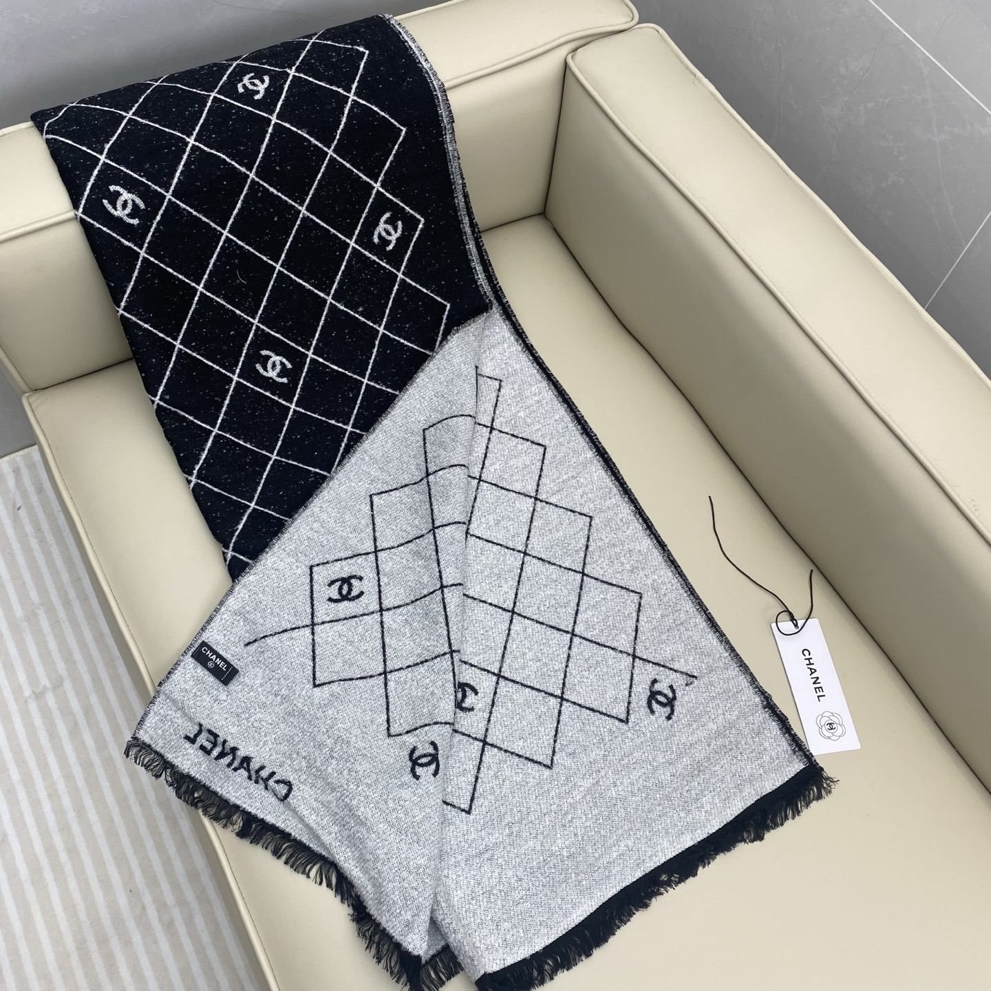 𝑪𝒉𝒂𝒏𝒆'25A 爆款披肩围巾🍒🍒Size 195x70cm. 95%绵羊毛+5%聚酰胺.超美🫐全网都