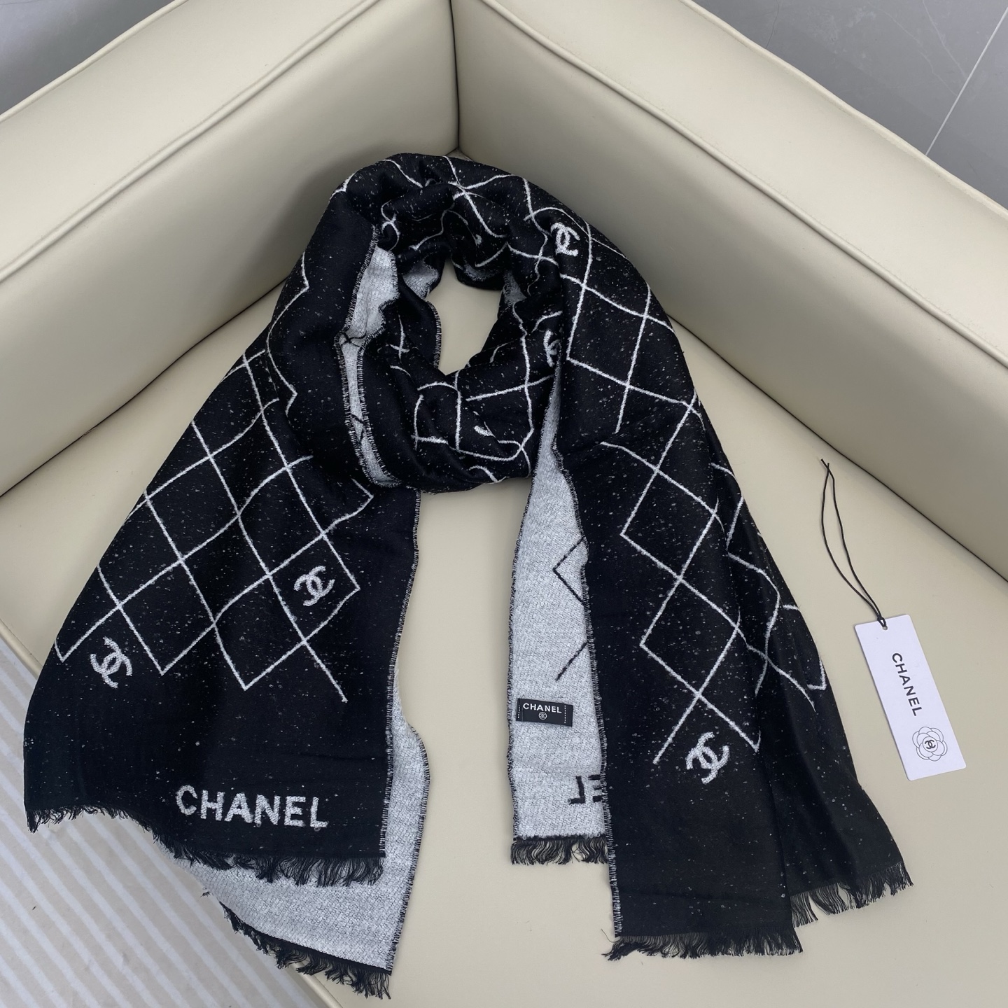 𝑪𝒉𝒂𝒏𝒆'25A 爆款披肩围巾🍒🍒Size 195x70cm. 95%绵羊毛+5%聚酰胺.超美🫐全网都