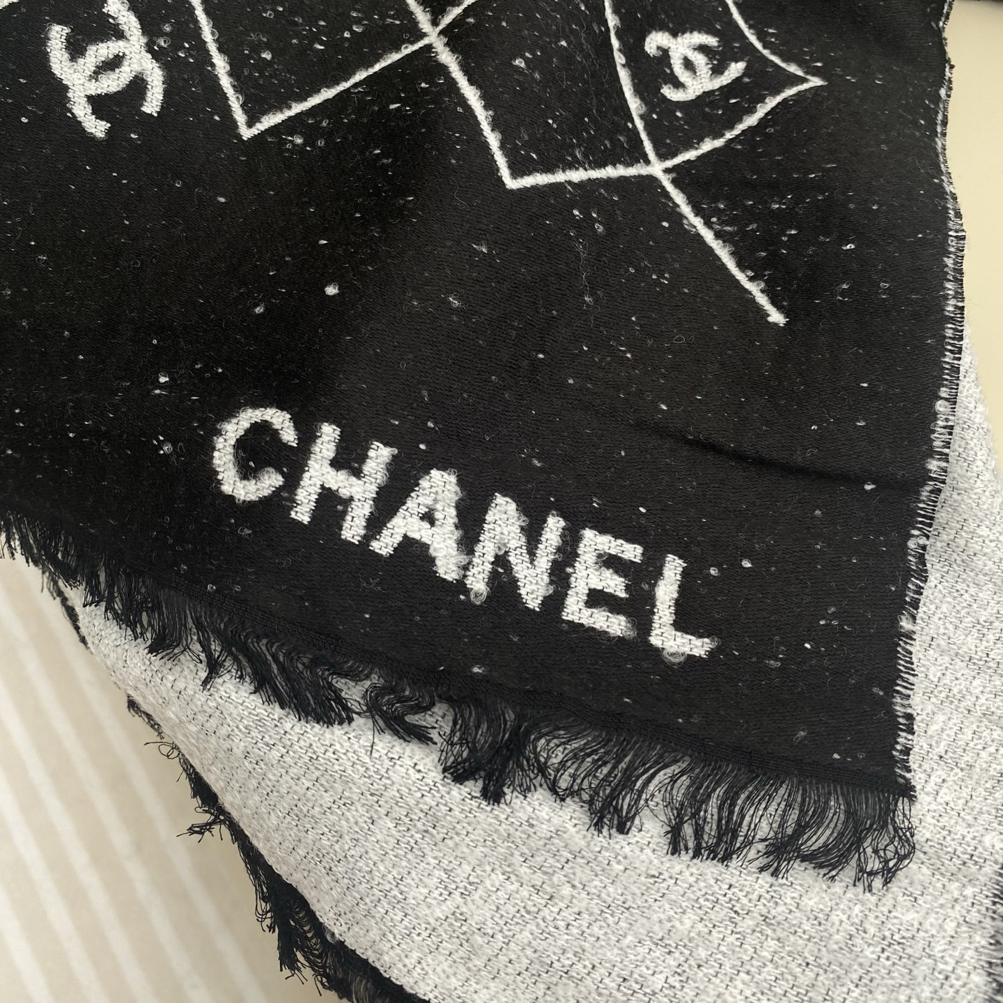 𝑪𝒉𝒂𝒏𝒆'25A 爆款披肩围巾🍒🍒Size 195x70cm. 95%绵羊毛+5%聚酰胺.超美🫐全网都