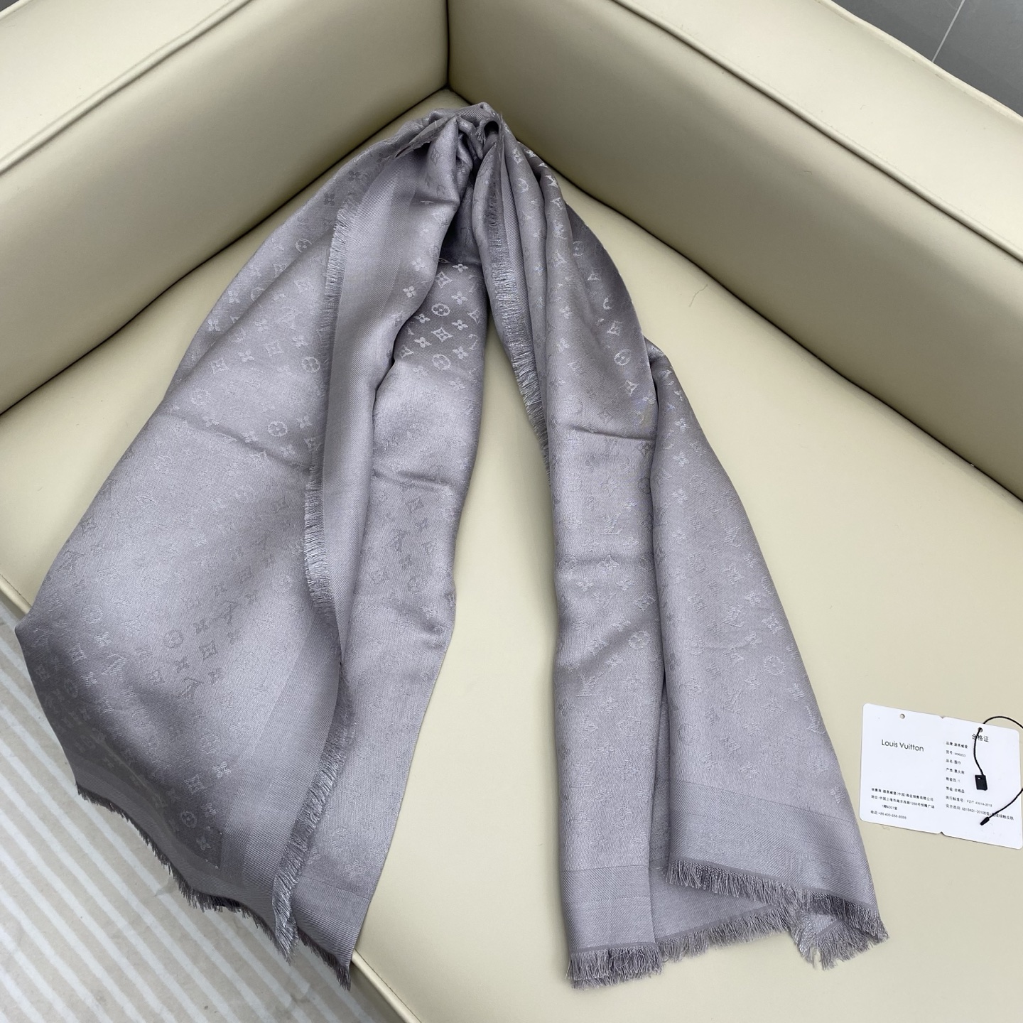 Monogram Classic 披肩秉承路易威登旅行毯的设计精神，本次以摩登笔触融入提花织纹，赋予 M