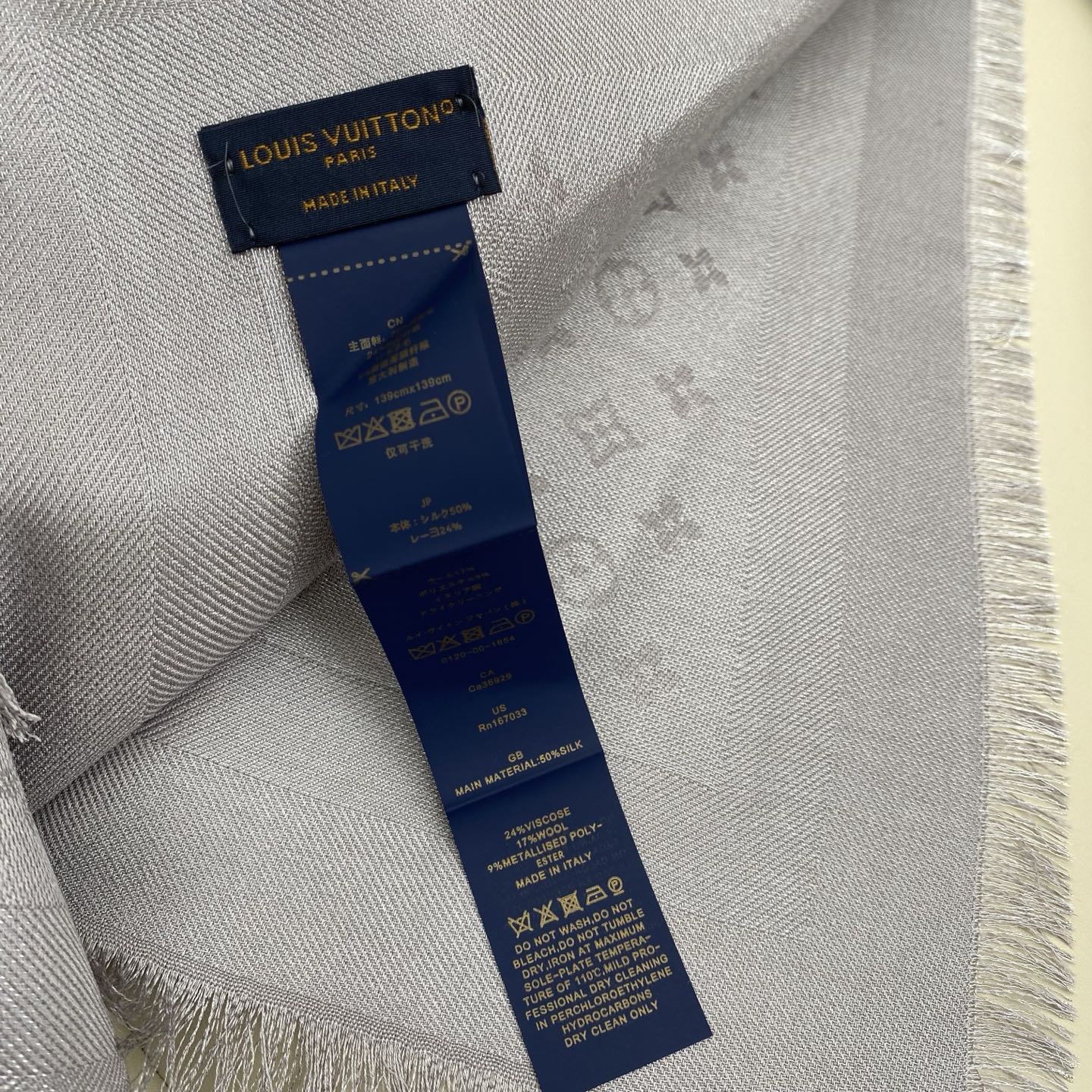 Monogram Classic 披肩秉承路易威登旅行毯的设计精神，本次以摩登笔触融入提花织纹，赋予 M