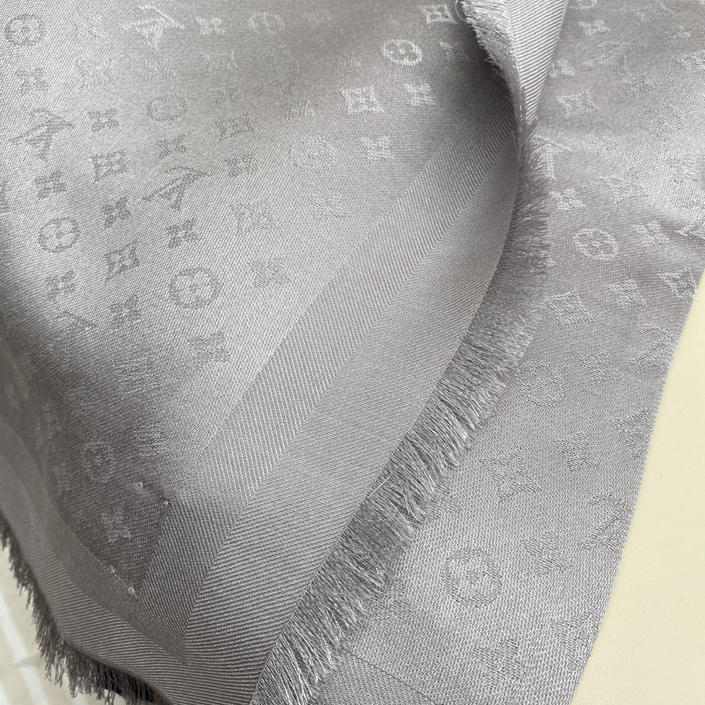 Monogram Classic 披肩秉承路易威登旅行毯的设计精神，本次以摩登笔触融入提花织纹，赋予 M