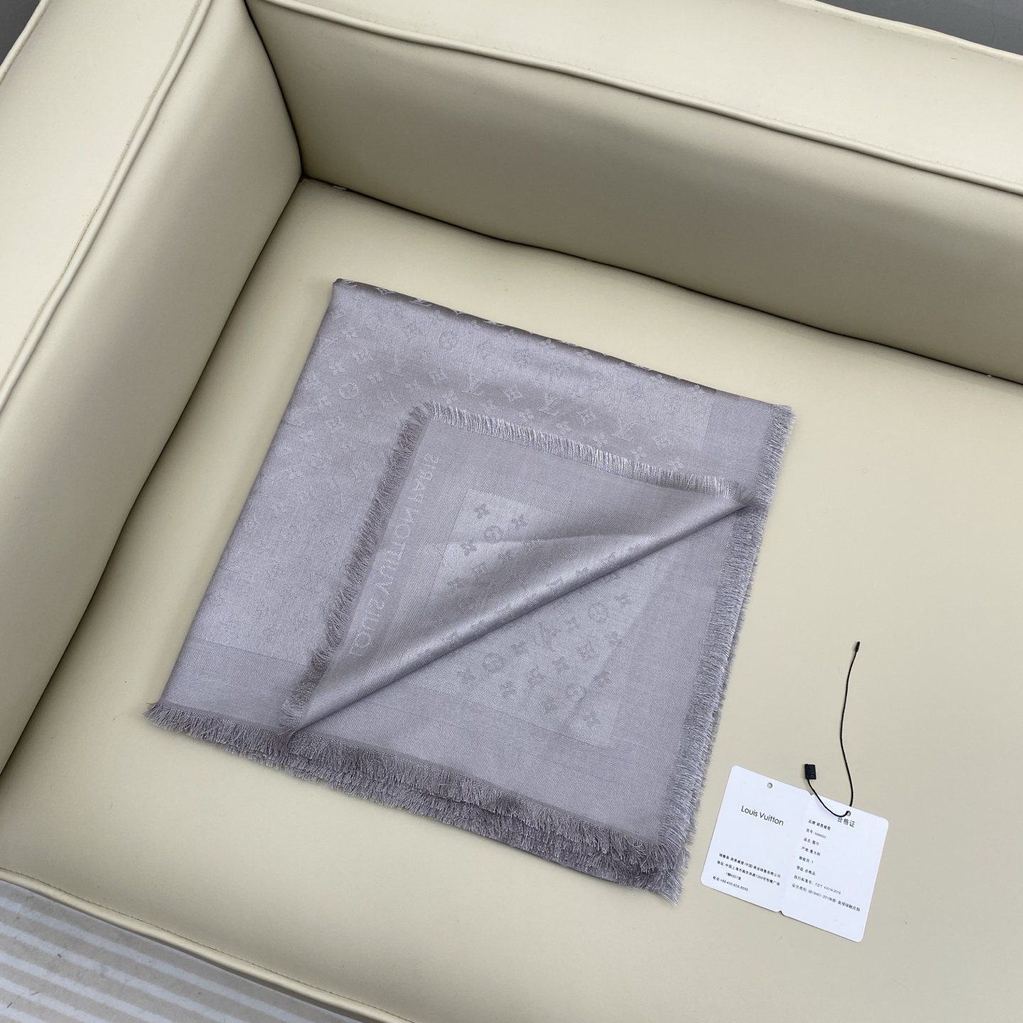 Monogram Classic 披肩秉承路易威登旅行毯的设计精神，本次以摩登笔触融入提花织纹，赋予 M