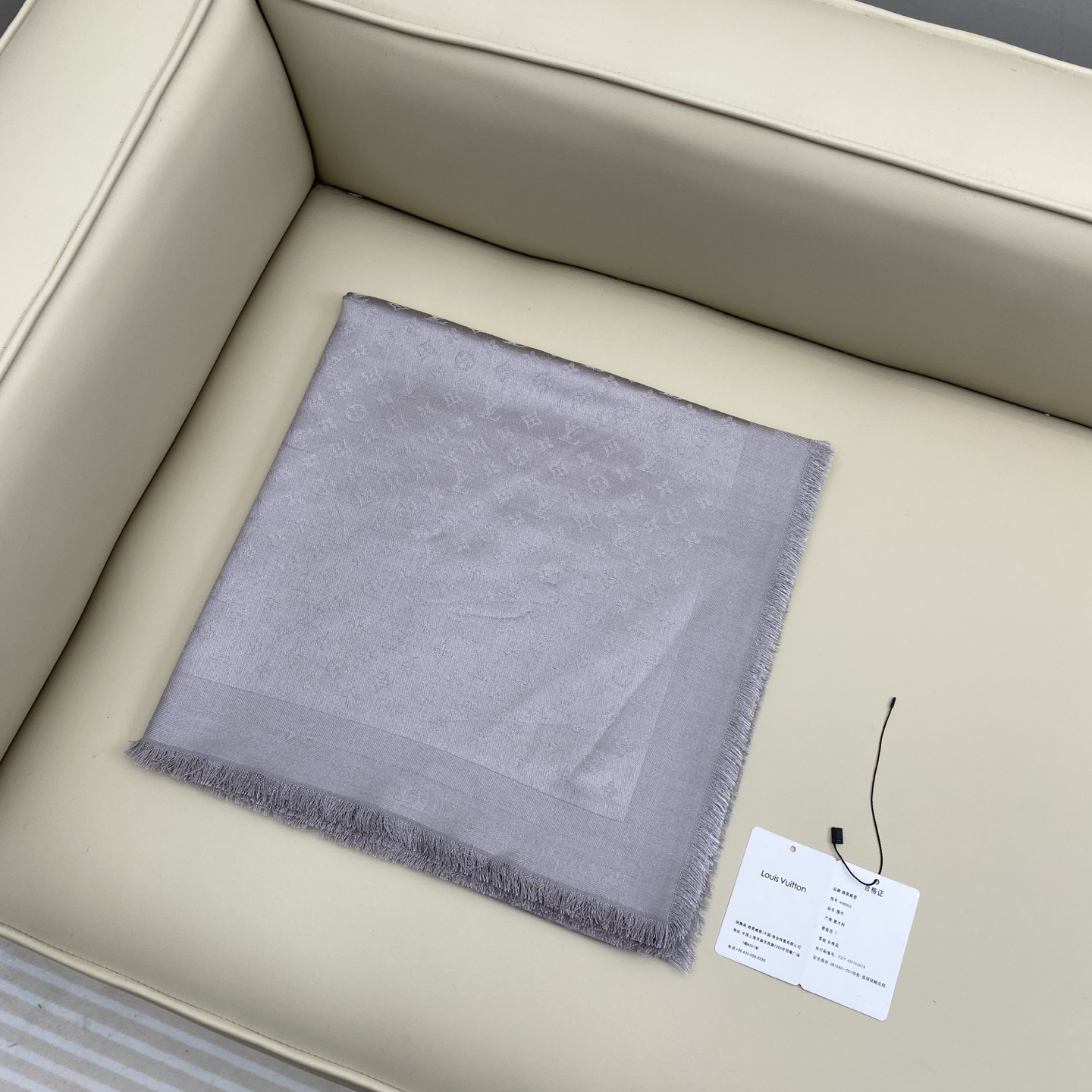 Monogram Classic 披肩秉承路易威登旅行毯的设计精神，本次以摩登笔触融入提花织纹，赋予 M