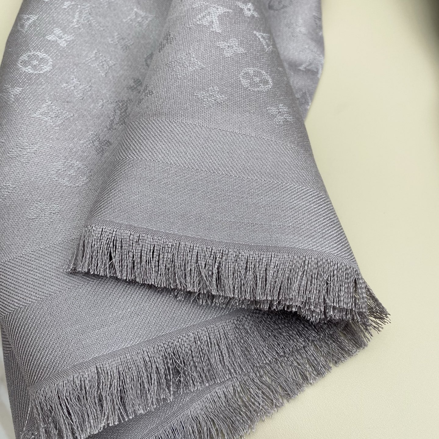 Monogram Classic 披肩秉承路易威登旅行毯的设计精神，本次以摩登笔触融入提花织纹，赋予 M