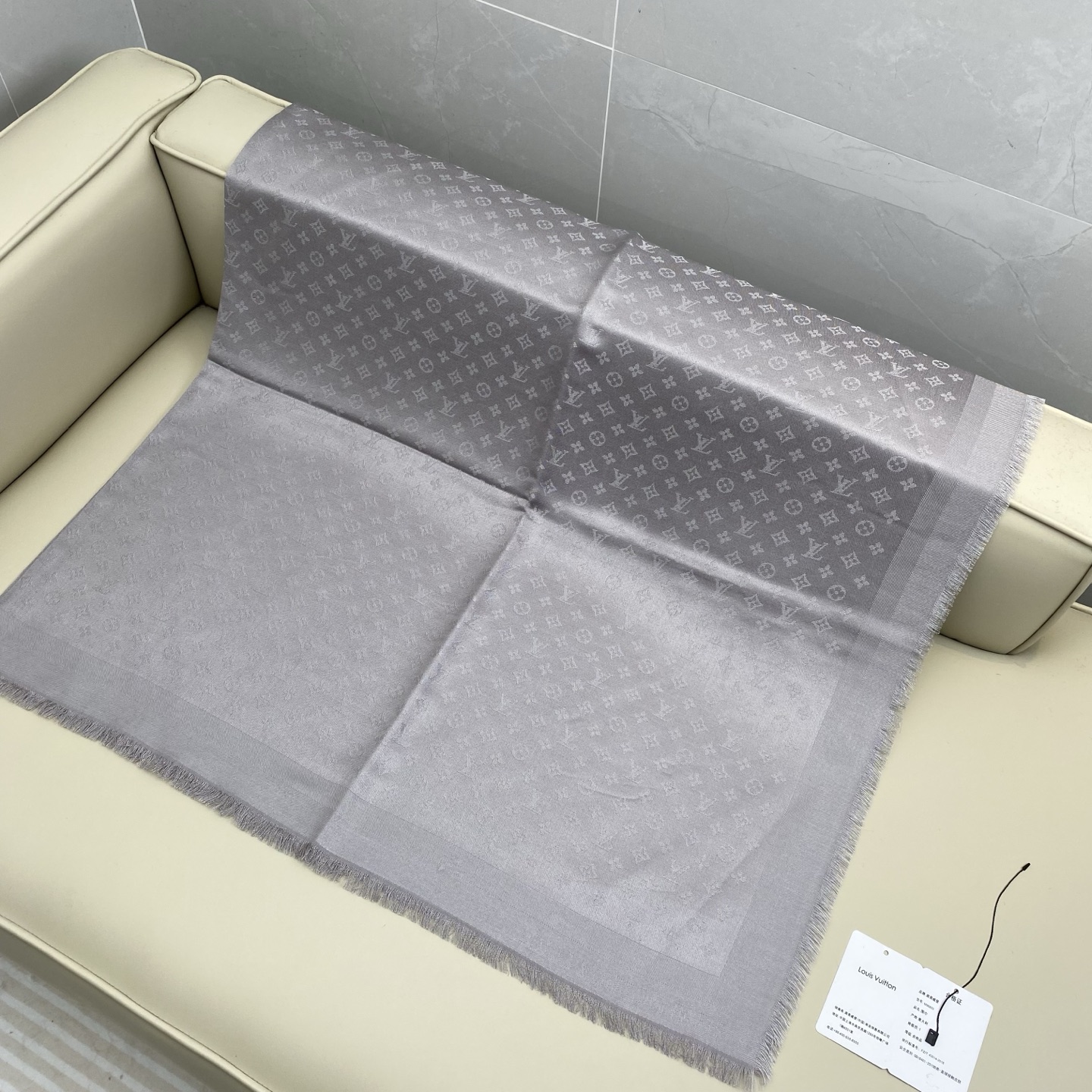 Monogram Classic 披肩秉承路易威登旅行毯的设计精神，本次以摩登笔触融入提花织纹，赋予 M