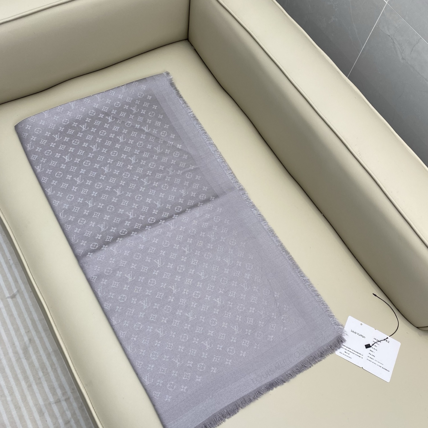 Monogram Classic 披肩秉承路易威登旅行毯的设计精神，本次以摩登笔触融入提花织纹，赋予 M