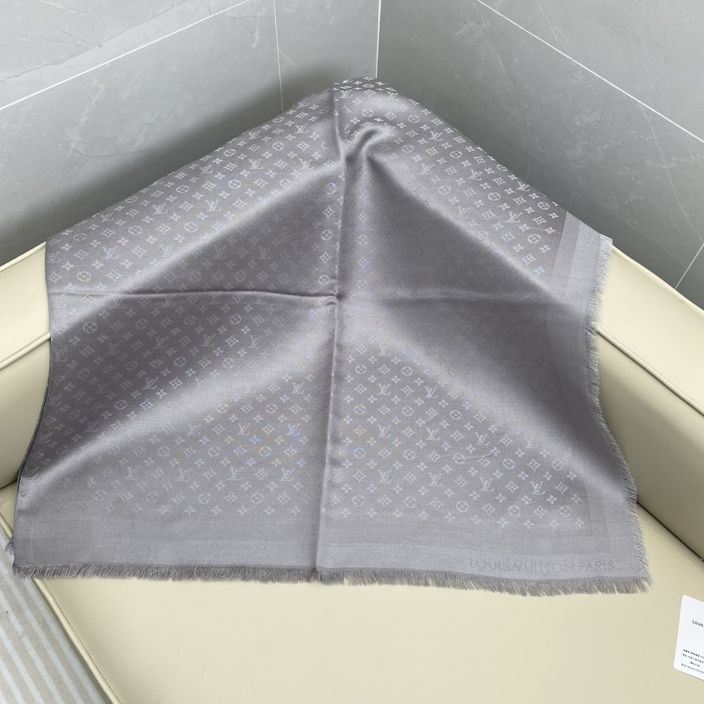 Monogram Classic 披肩秉承路易威登旅行毯的设计精神，本次以摩登笔触融入提花织纹，赋予 M