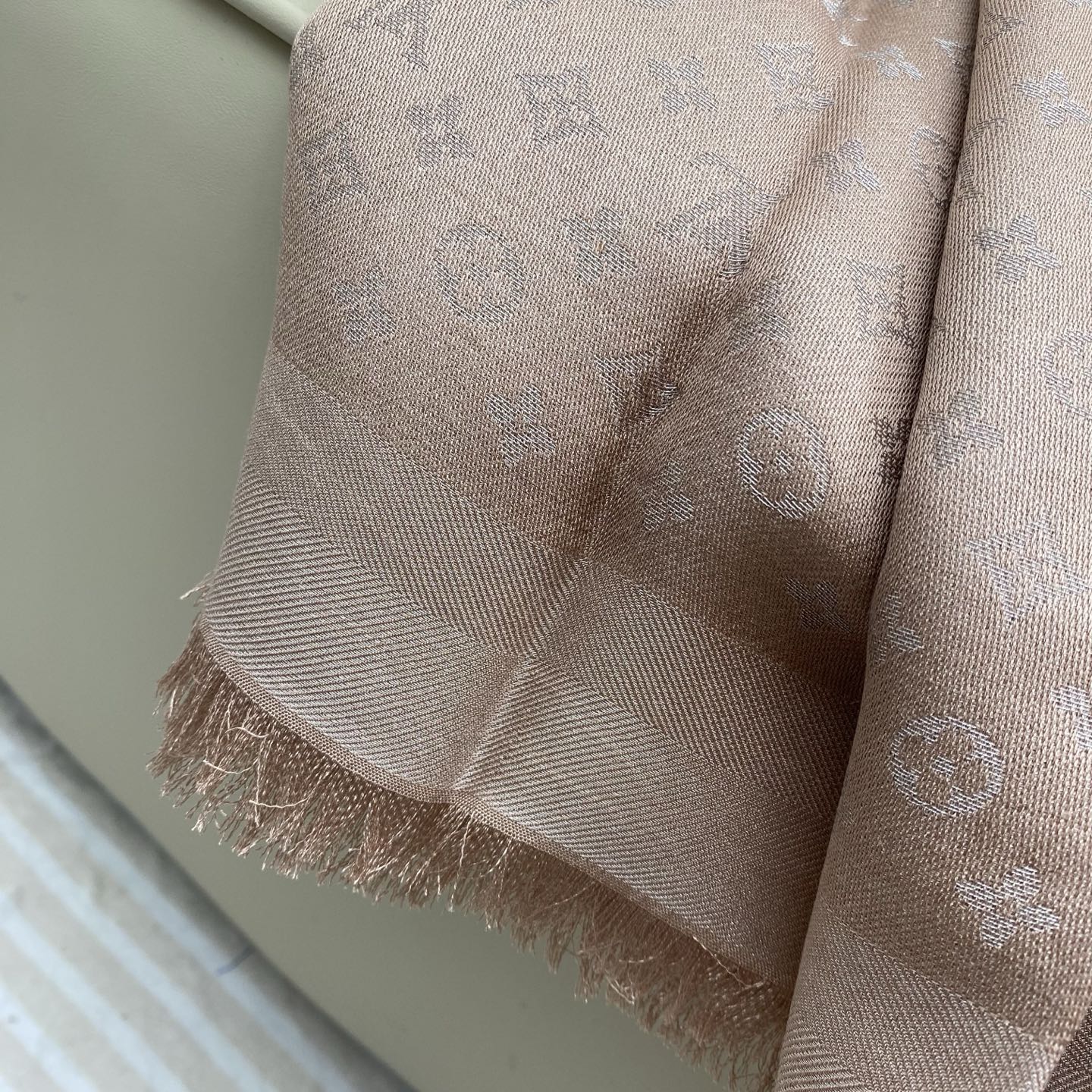 Monogram Classic 披肩秉承路易威登旅行毯的设计精神，本次以摩登笔触融入提花织纹，赋予 M