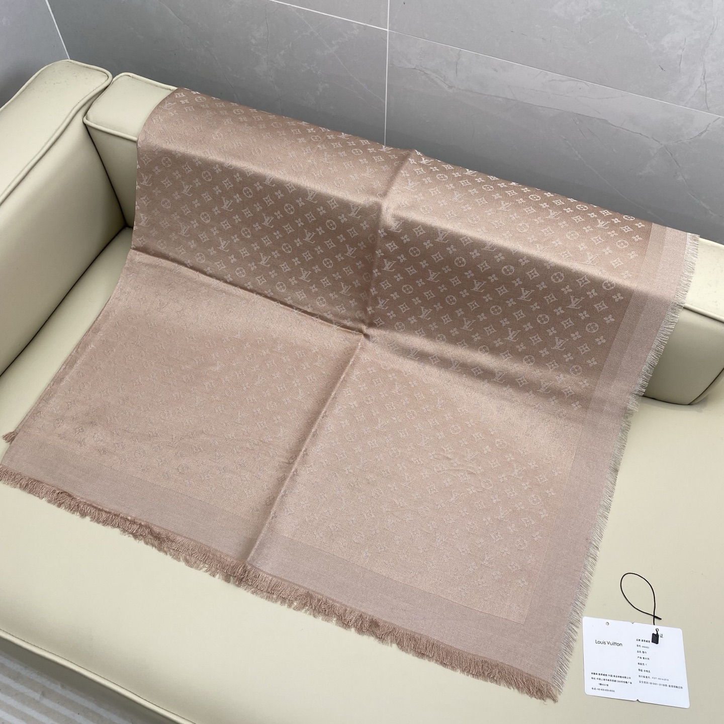 Monogram Classic 披肩秉承路易威登旅行毯的设计精神，本次以摩登笔触融入提花织纹，赋予 M