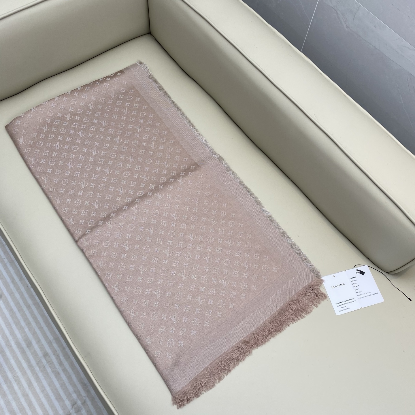 Monogram Classic 披肩秉承路易威登旅行毯的设计精神，本次以摩登笔触融入提花织纹，赋予 M