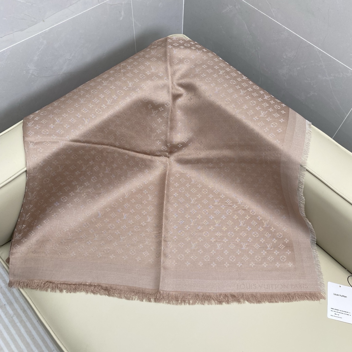 Monogram Classic 披肩秉承路易威登旅行毯的设计精神，本次以摩登笔触融入提花织纹，赋予 M